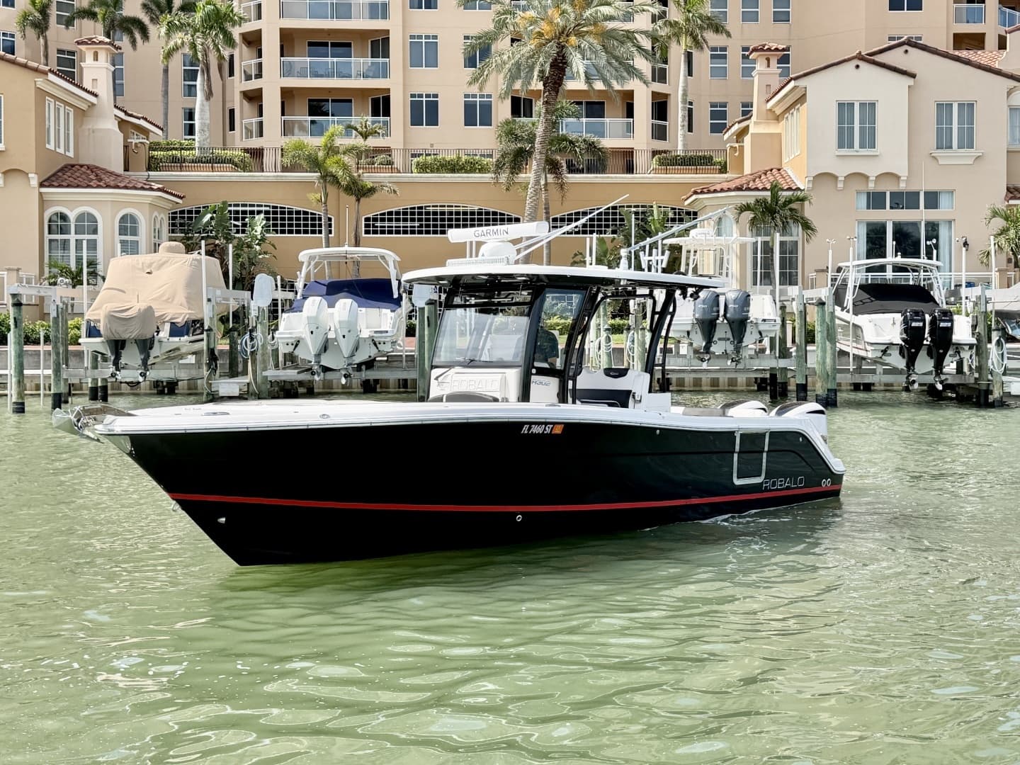 2021 Robalo R302 Center Console - Image 3