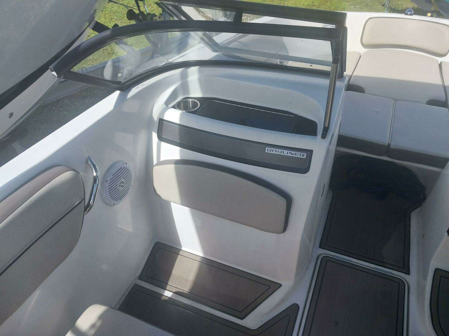 2017 Bayliner VR5 - Image 7
