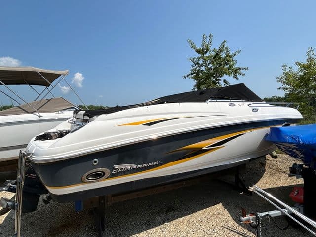 2000 Chaparral 235 SSI Cuddy Cabin