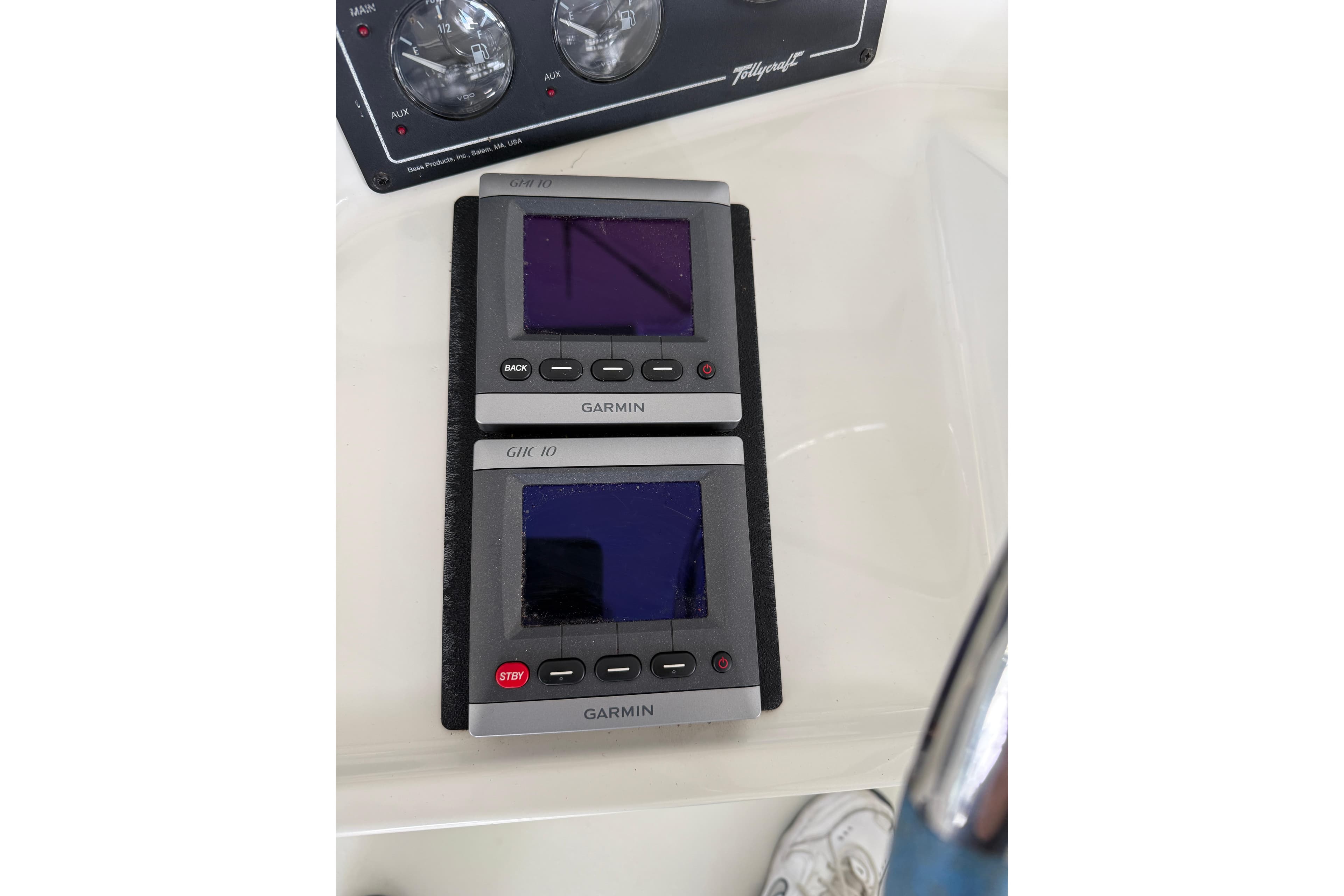 Garmin GHC 10 displays on 1994 Tollycraft 45 Cockpit Motor Yacht dashboard.