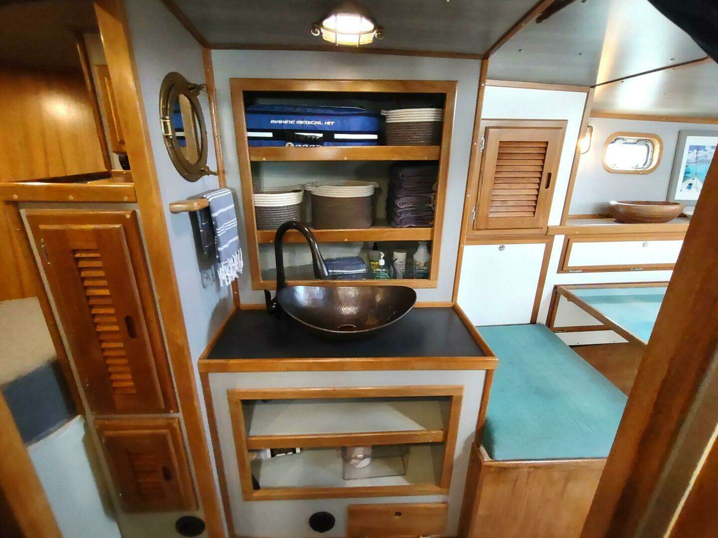 1988 Cascade 42 - Image 32