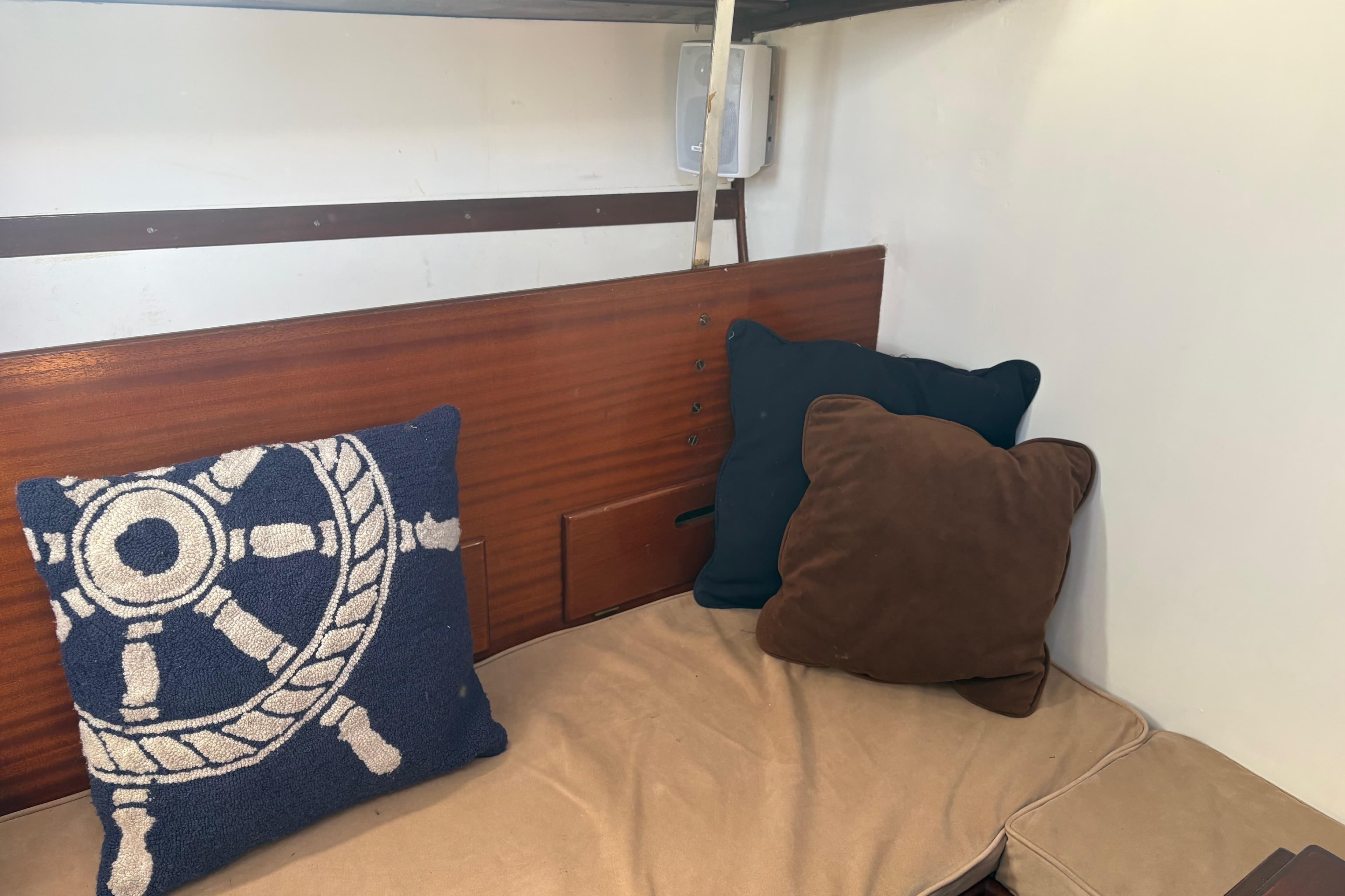 Saloon settee