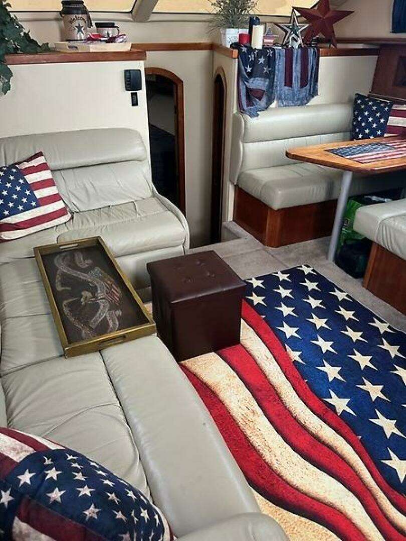 2004 Cruisers Yachts 405 Express Motoryacht - Image 25