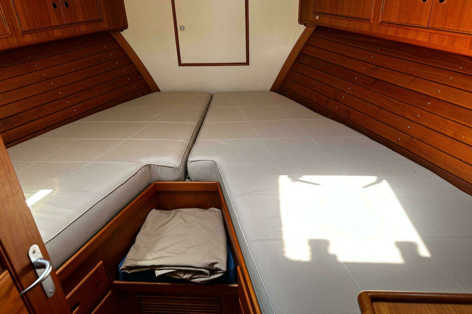 1995 Grand Banks 38 Eastbay EX - Image 18