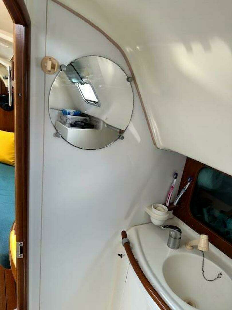 2000 Beneteau Oceanis 311 - Image 9