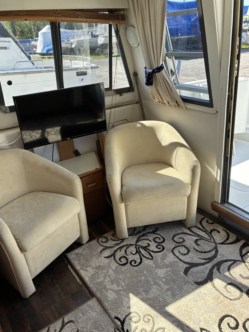 1995 Carver 370 Voyager - Image 13