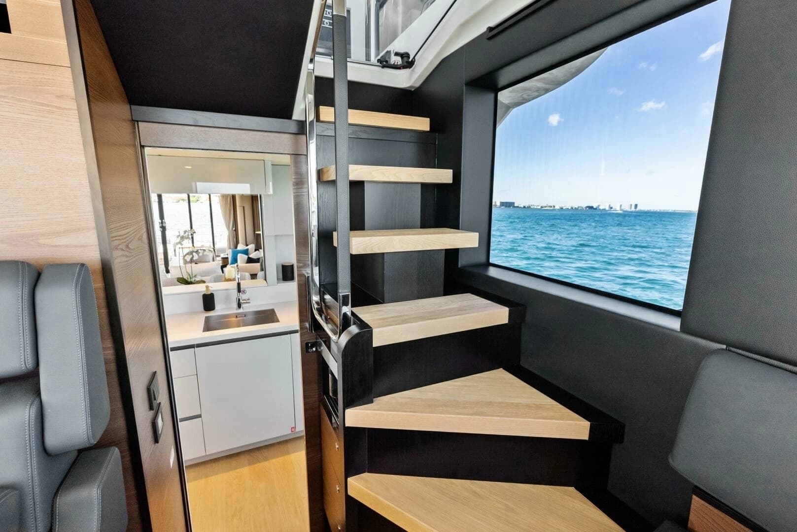2025 Absolute 75 Navetta - Image 8