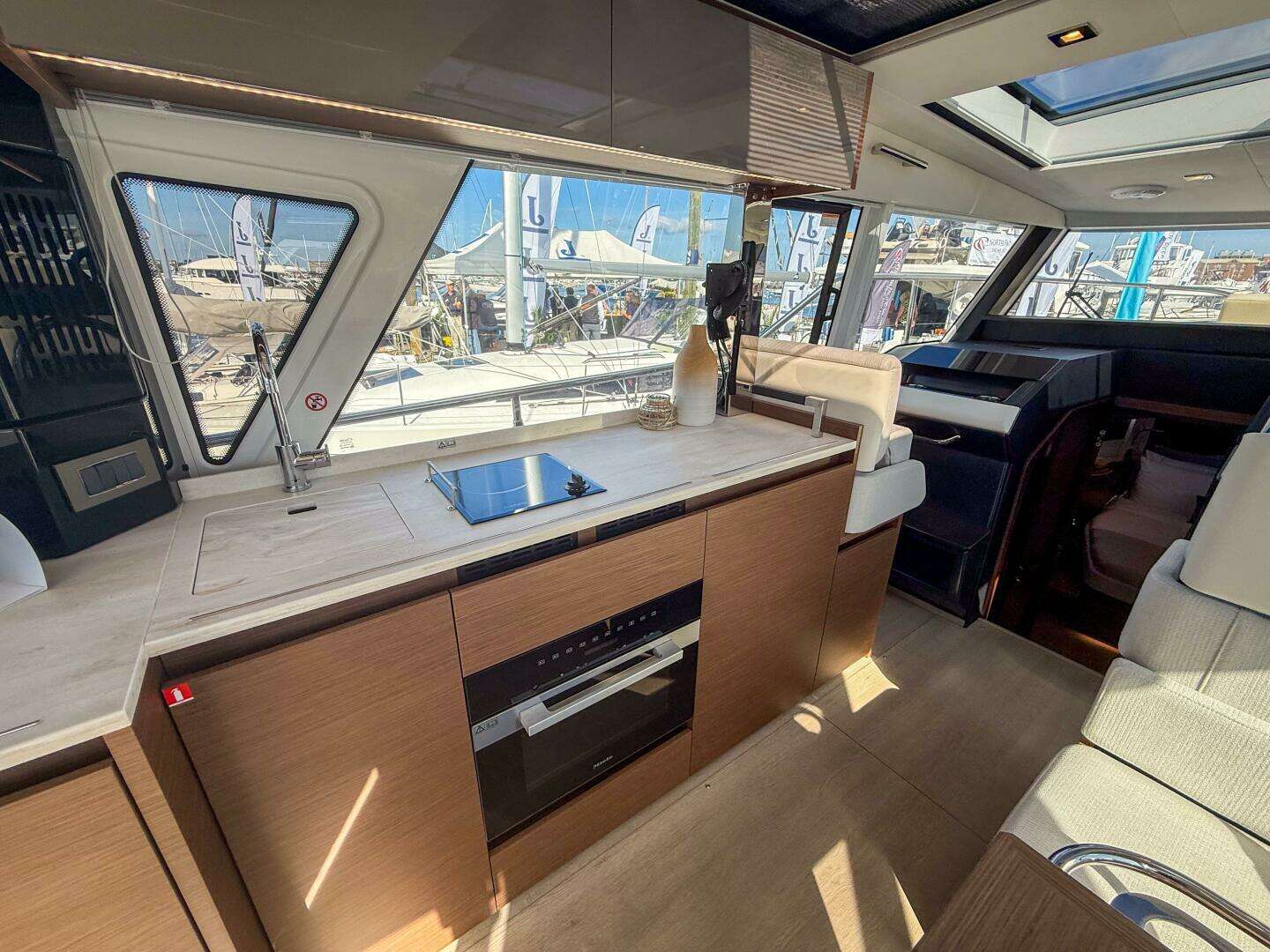 2026 Wellcraft 44 Explorer - Image 4