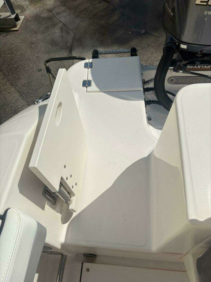 2021 Robalo R247 Dual Console - Image 16