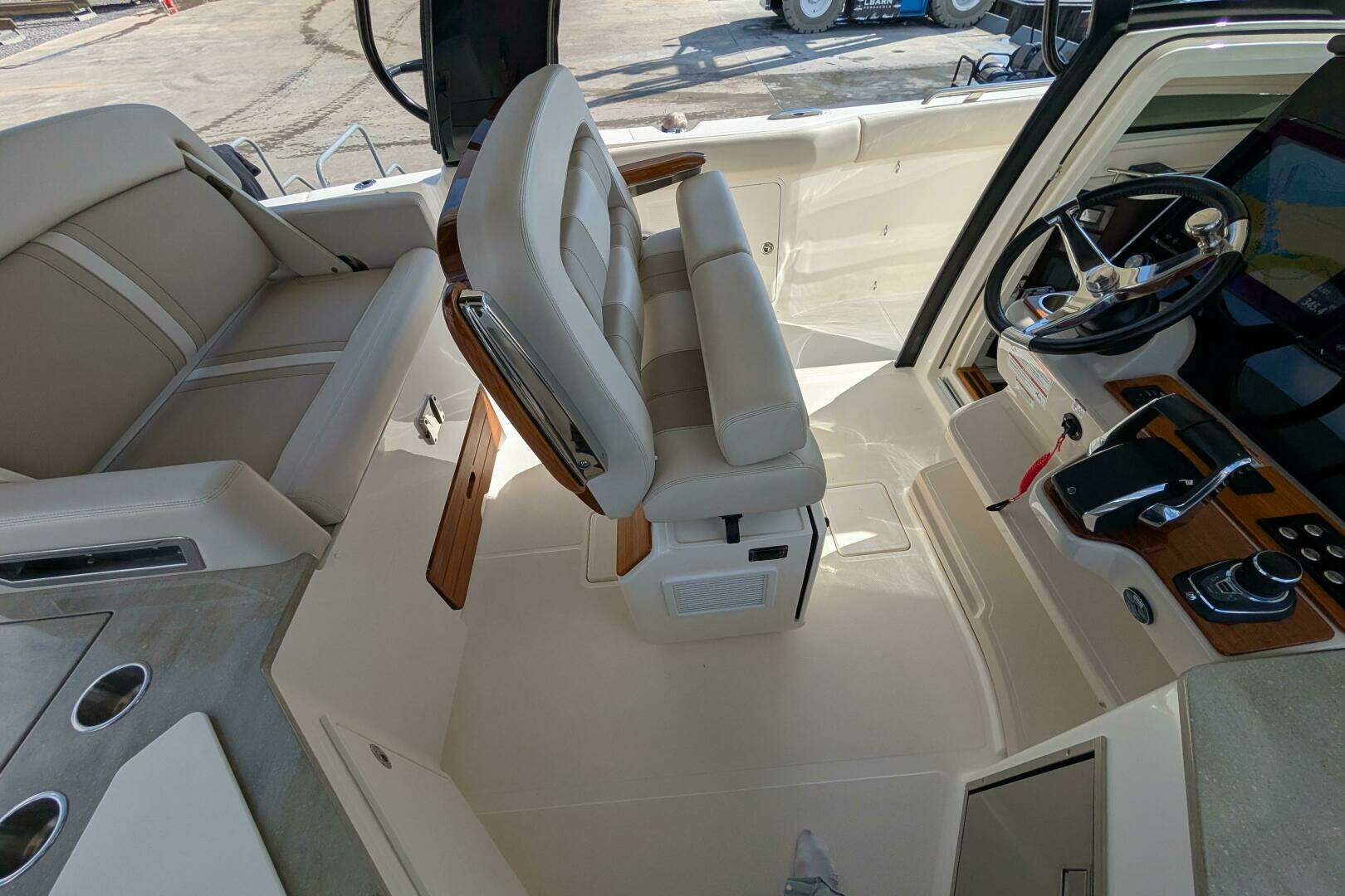2024 Boston Whaler 350 Realm - Image 5