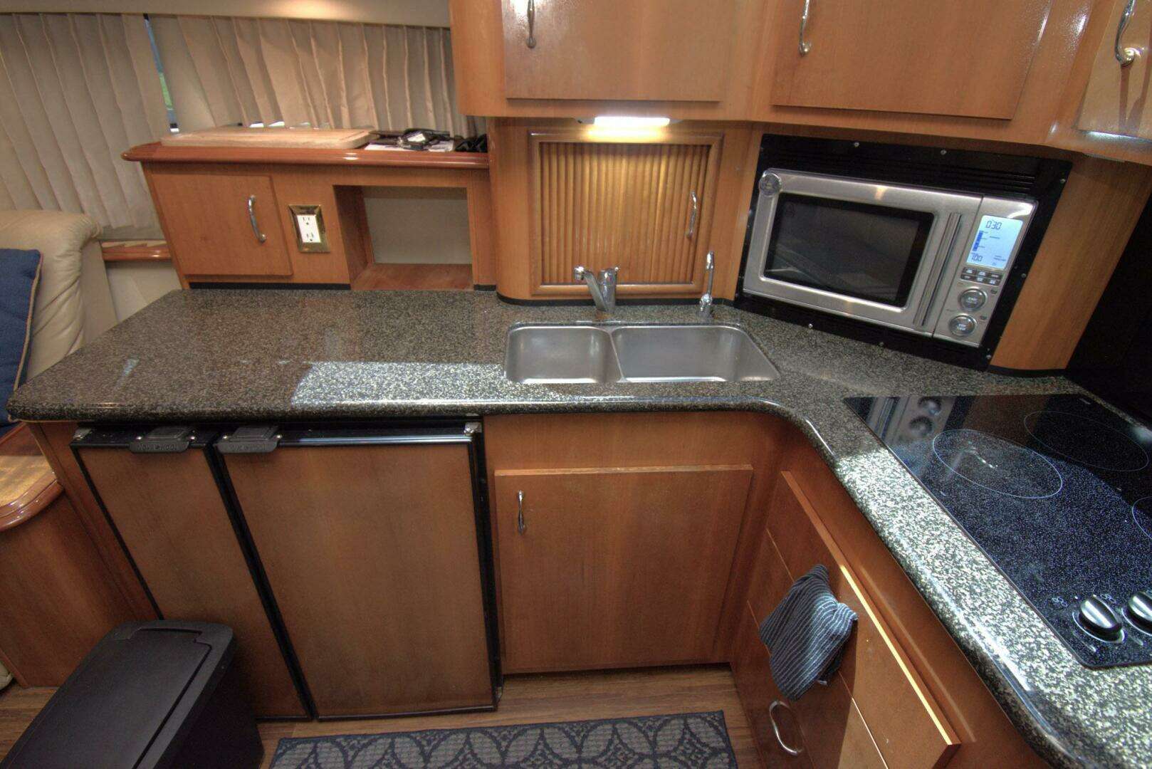 2005 Carver 444 Cockpit Motor Yacht - Image 29