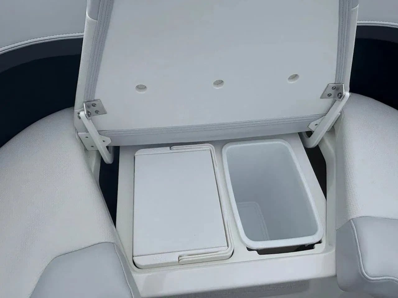 2025 Formula 350 Crossover Bowrider - 21