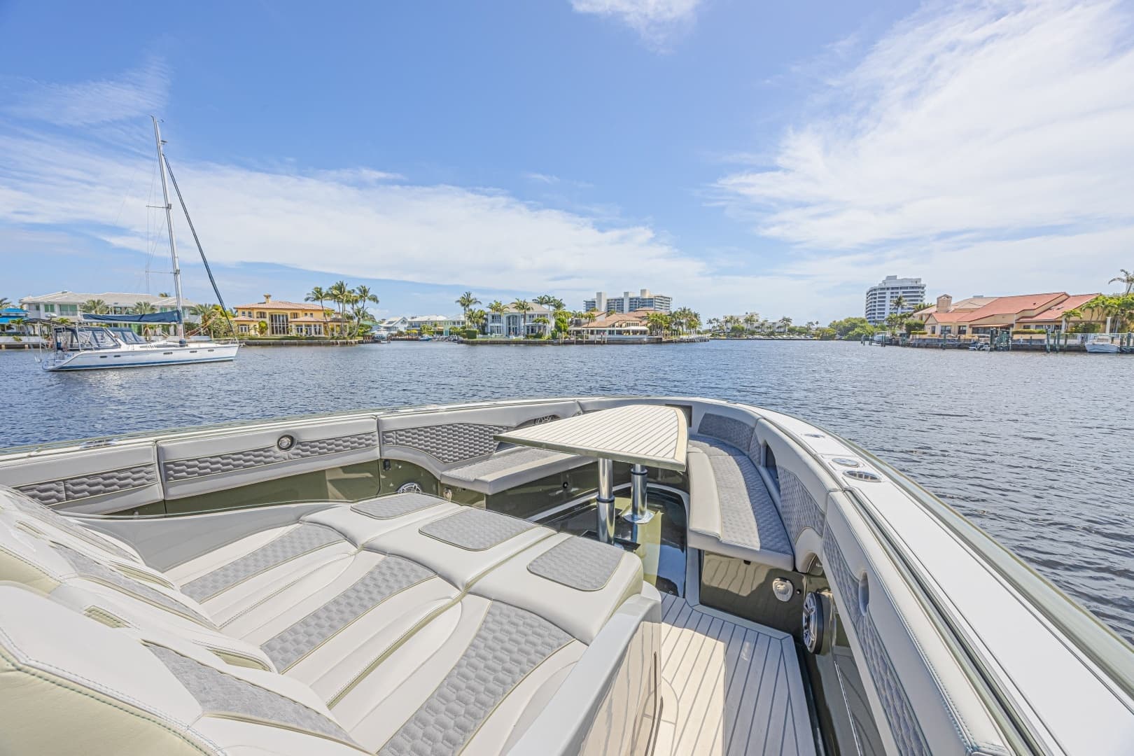 2025 Midnight Express 52 Vitesse - Image 18