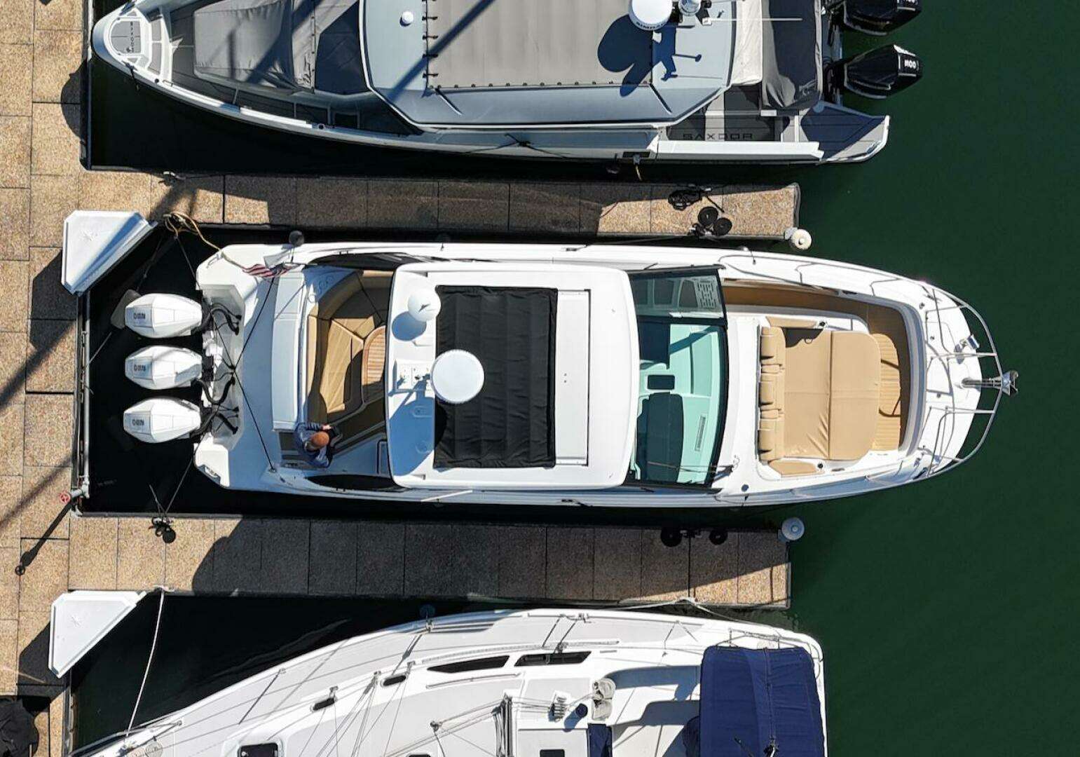2023 Sea Ray 320 Outboard - Image 4