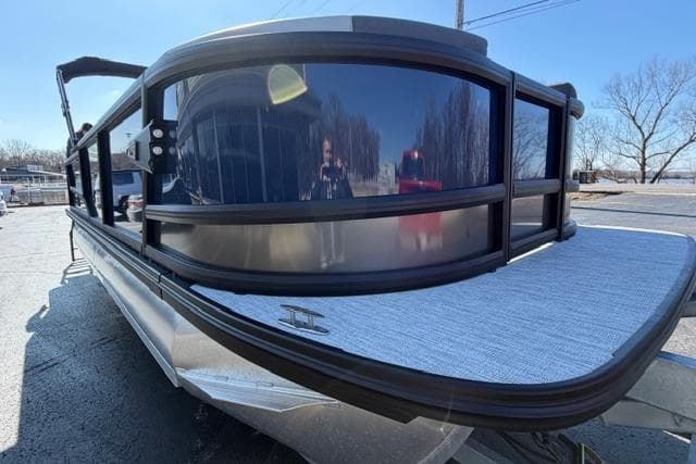 Alera M 23Q 2026 pontoon boat with sleek design and modern features.