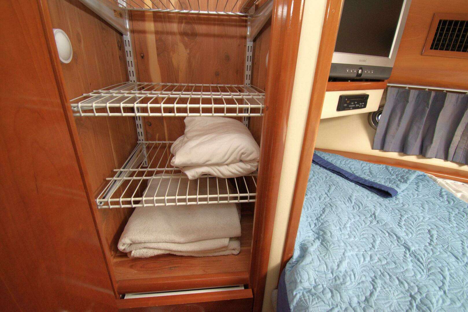 2005 Carver 444 Cockpit Motor Yacht - Image 41
