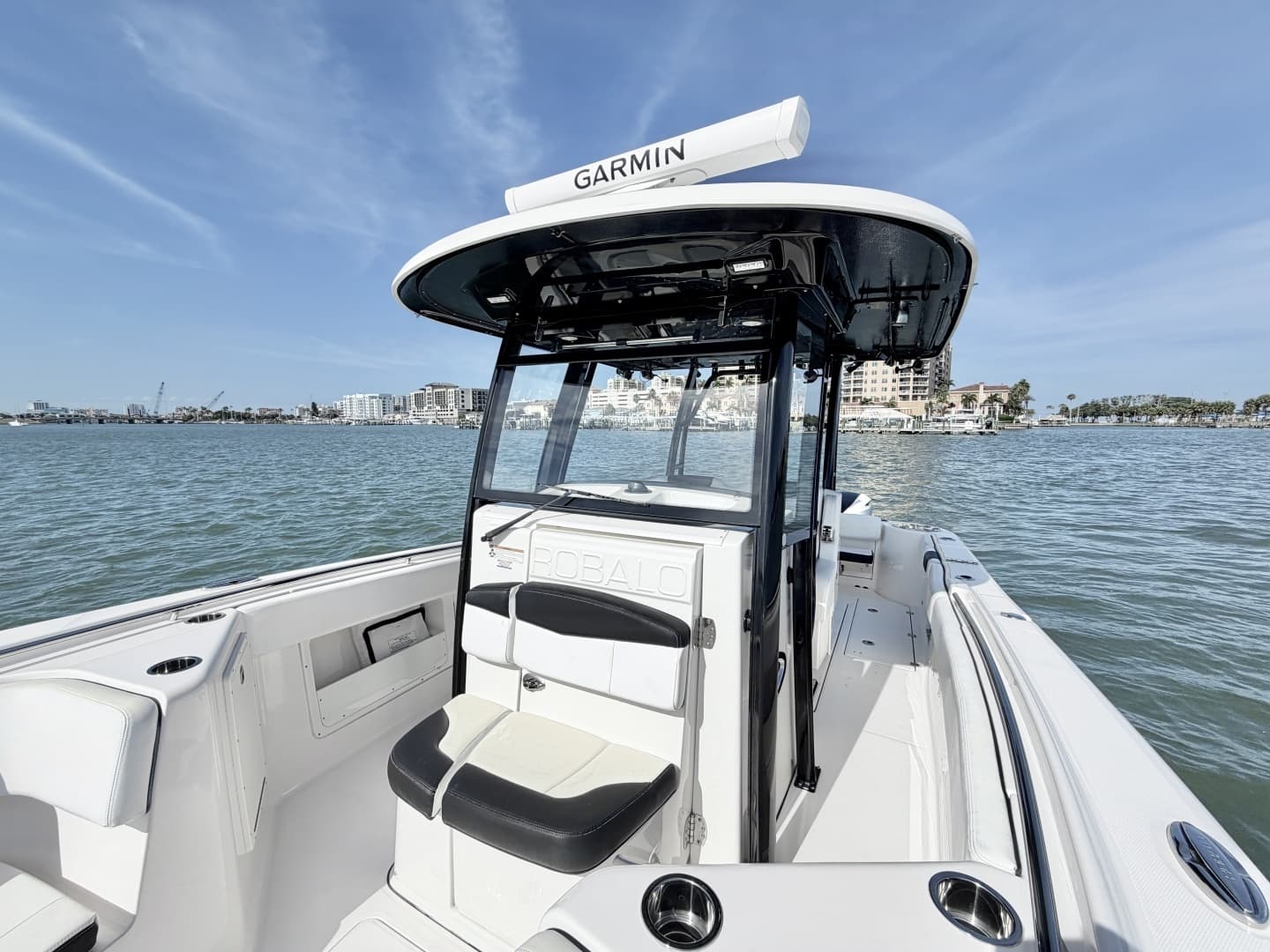 2021 Robalo R302 Center Console - Image 21