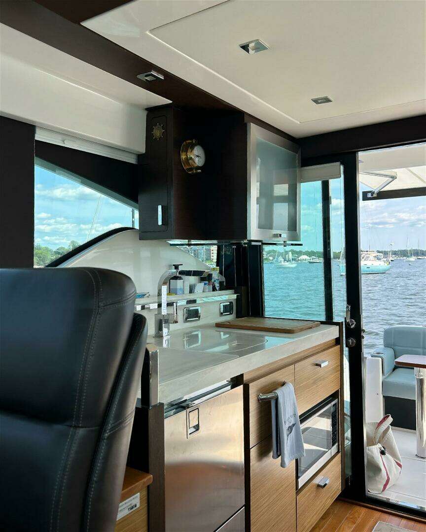 2017 Tiara Yachts C39 Coupe - Image 10