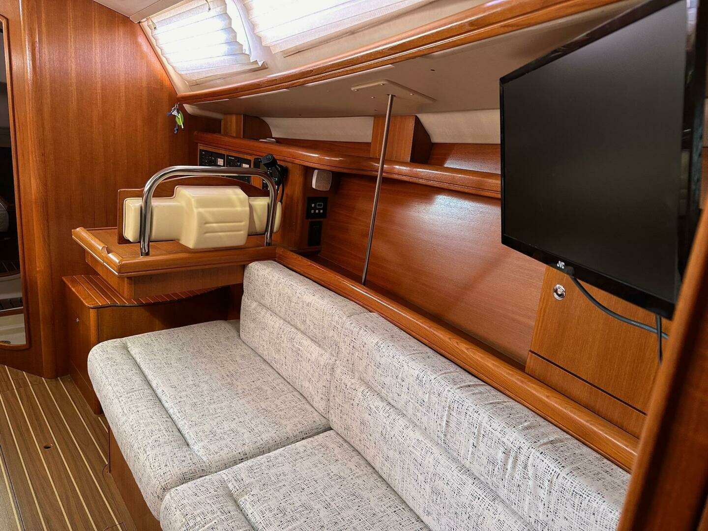 2005 Hunter 38 - Image 31