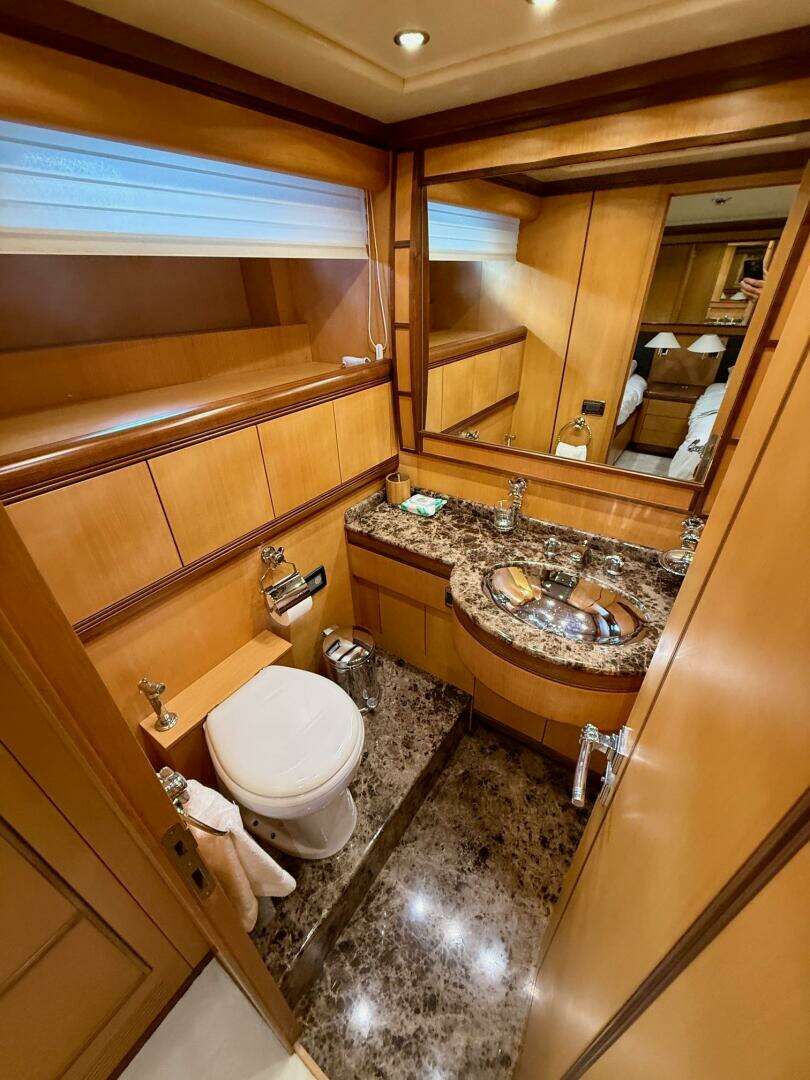 2005 Mangusta 92 - Image 16