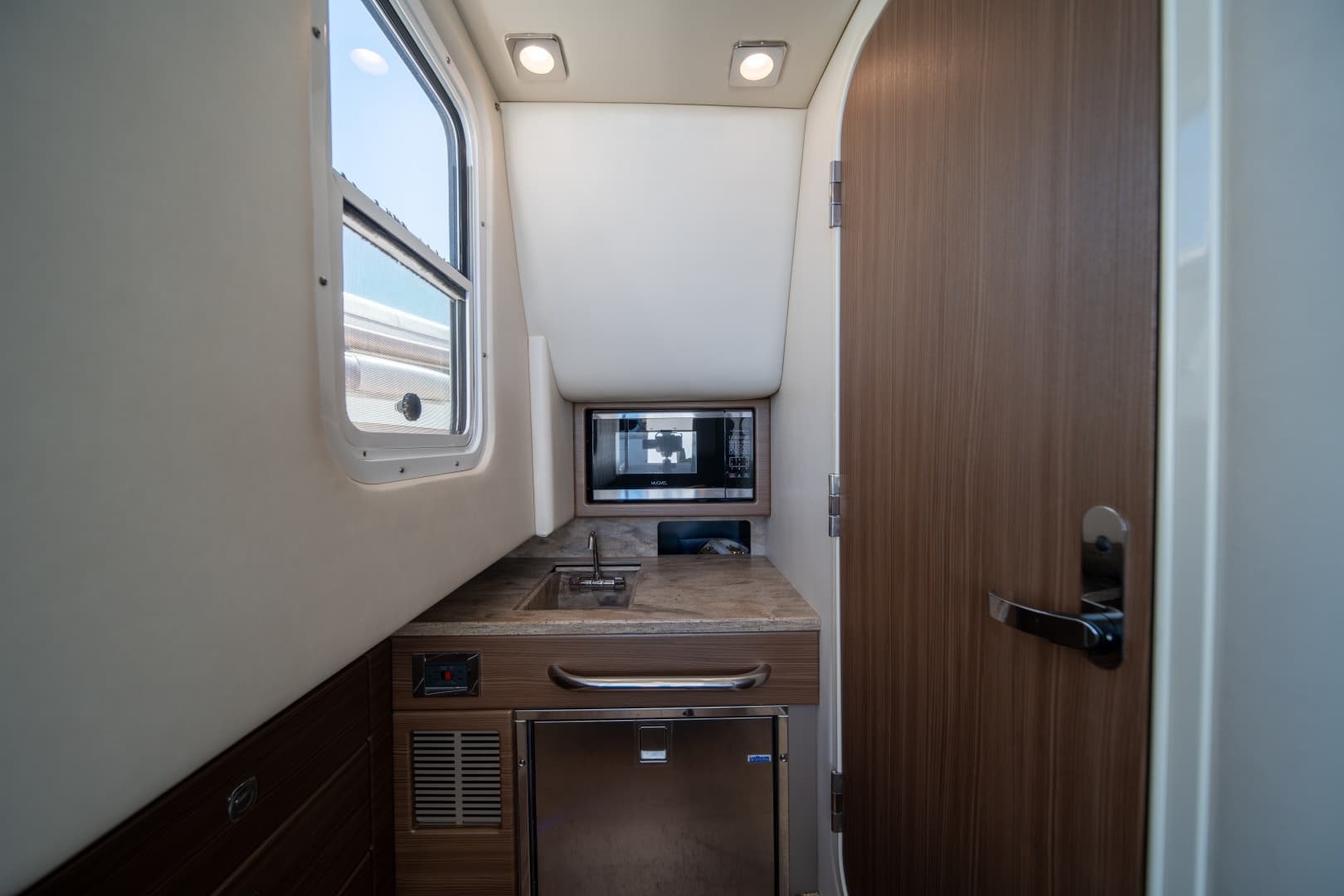 2018 Formula 350 Crossover Bowrider - Image 39
