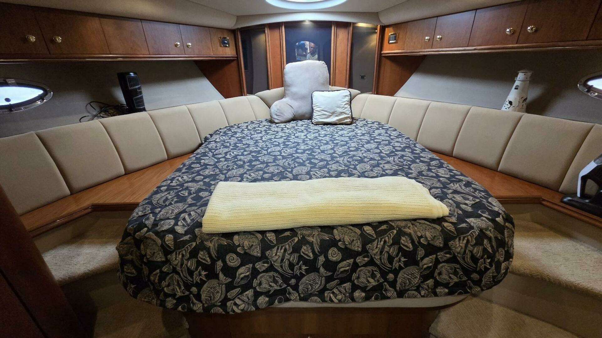 2000 Cruisers Yachts 4450 Express Motor Yacht - Image 49