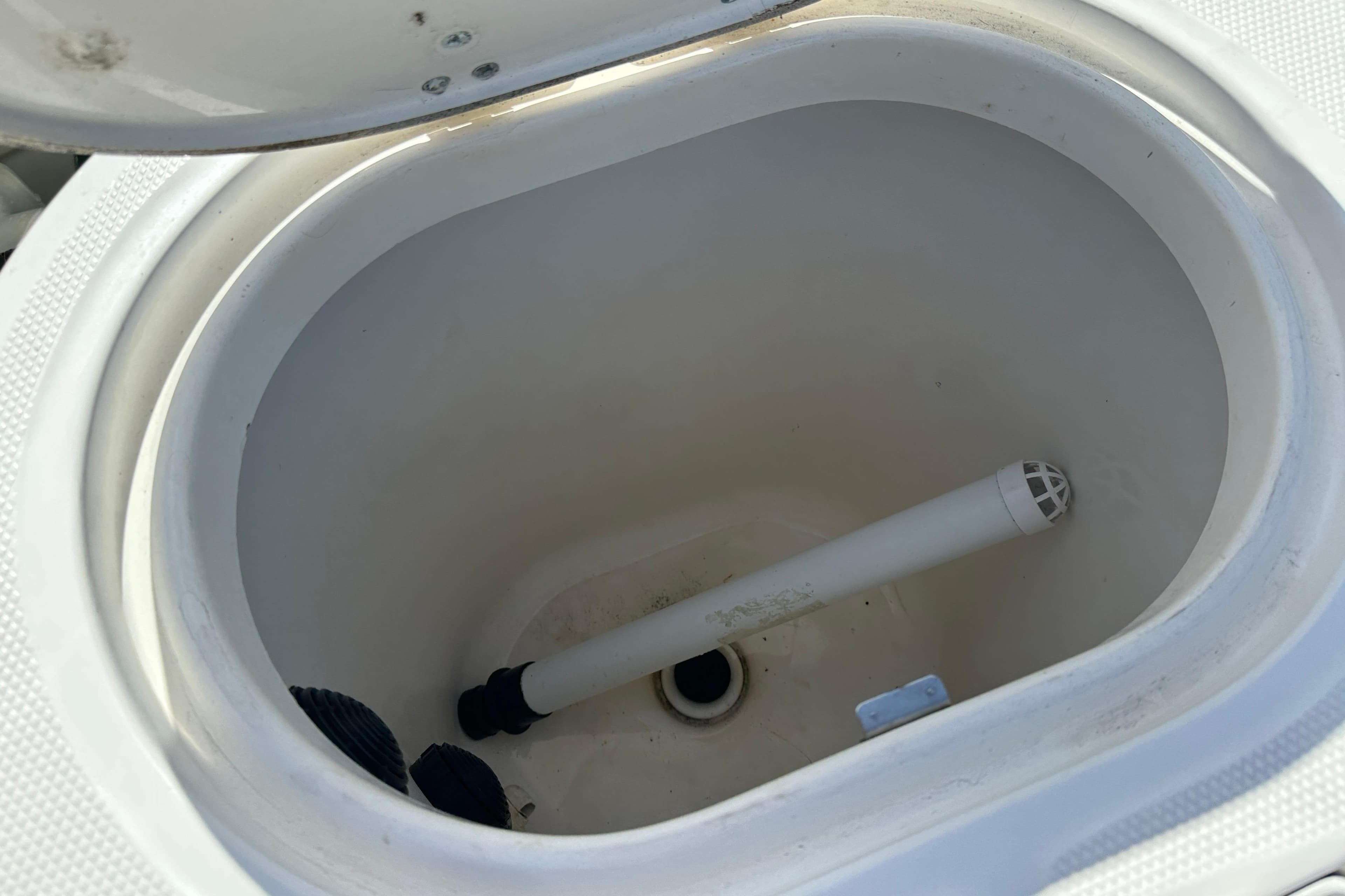 Open livewell compartment on 2006 Boston Whaler 285 Conquest boat.
