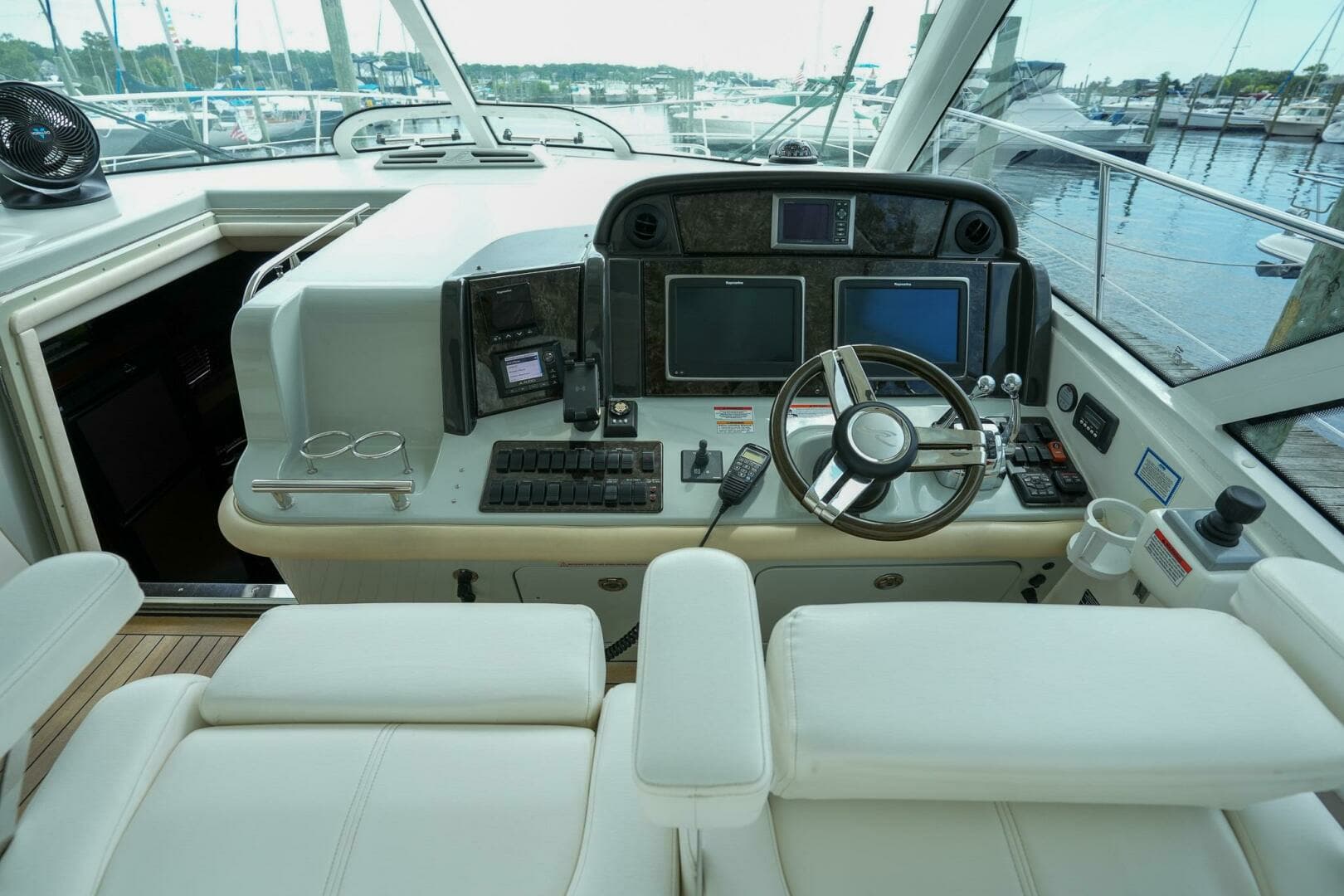 2010 Sea Ray 500 Sundancer - Image 16