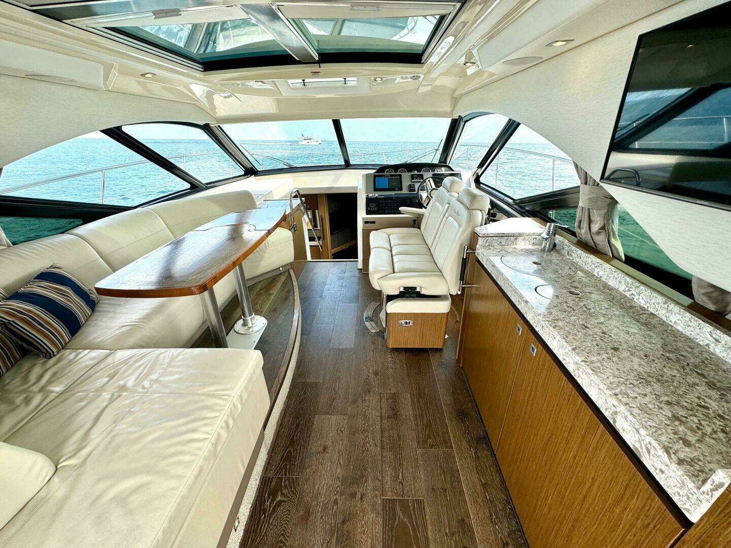 2017 Sea Ray 510 Sundancer - Image 13