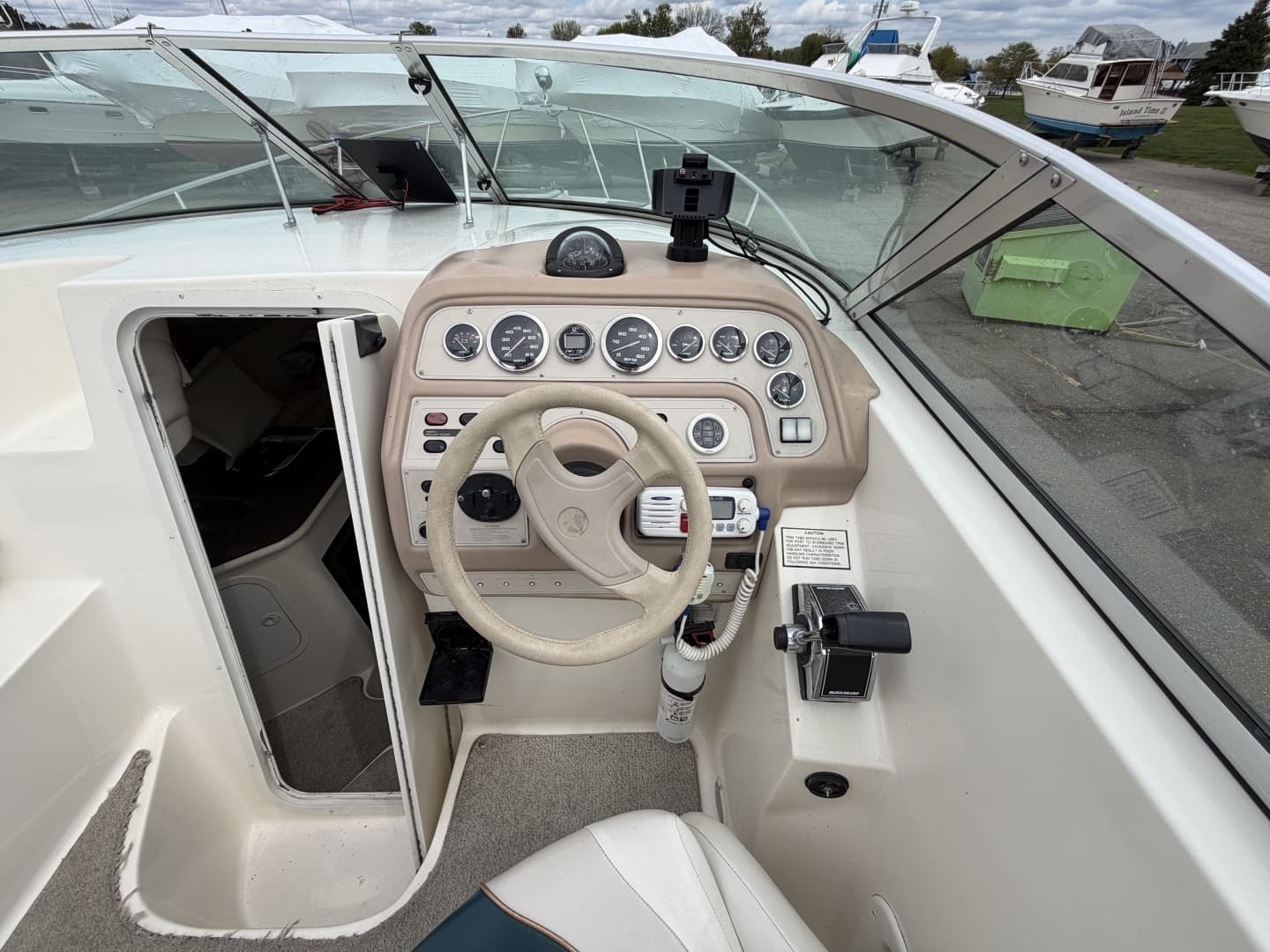 1998 Rinker 266 Fiesta Vee - Image 33