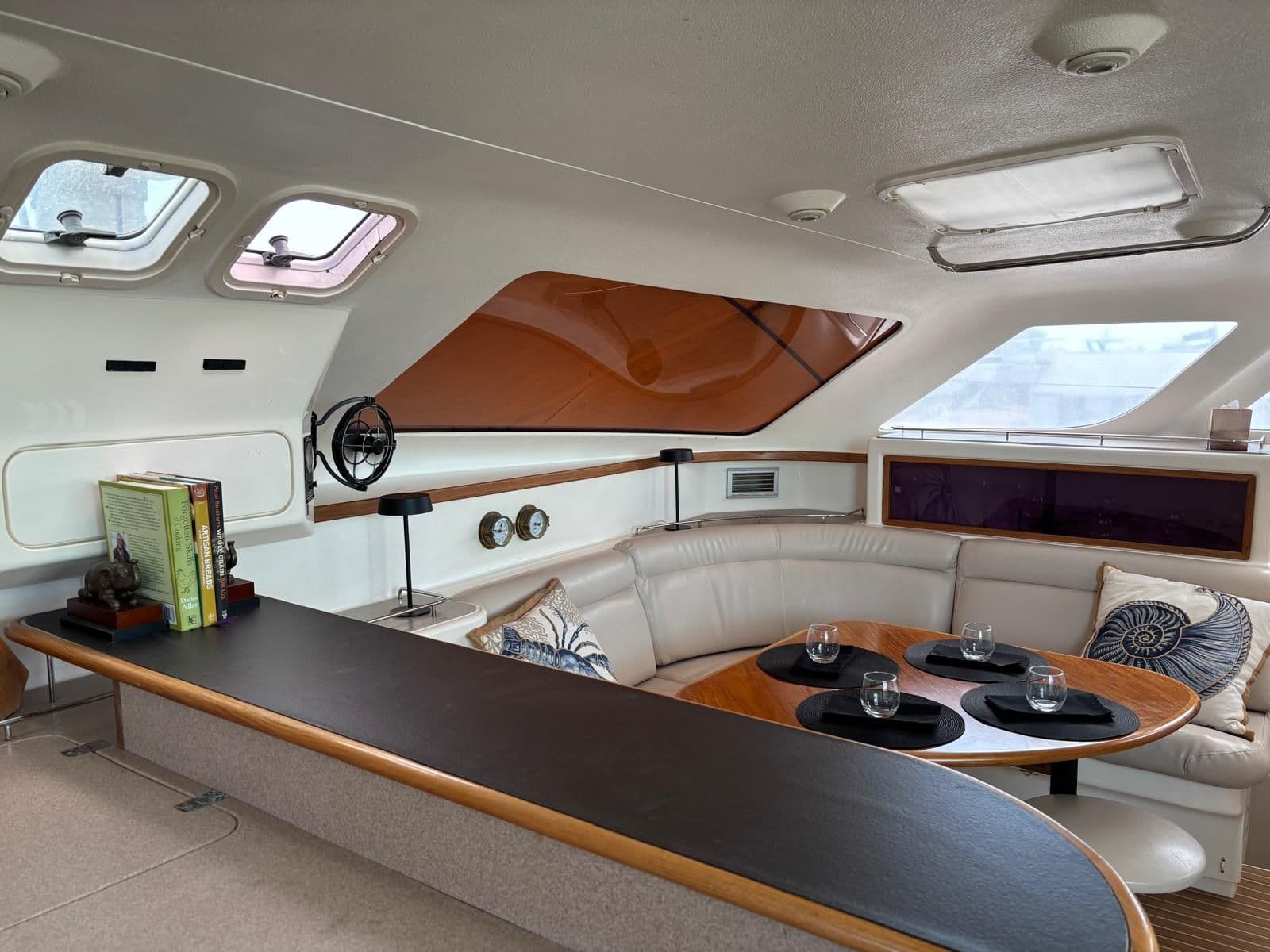 2000 Voyage Yachts 430 - 18