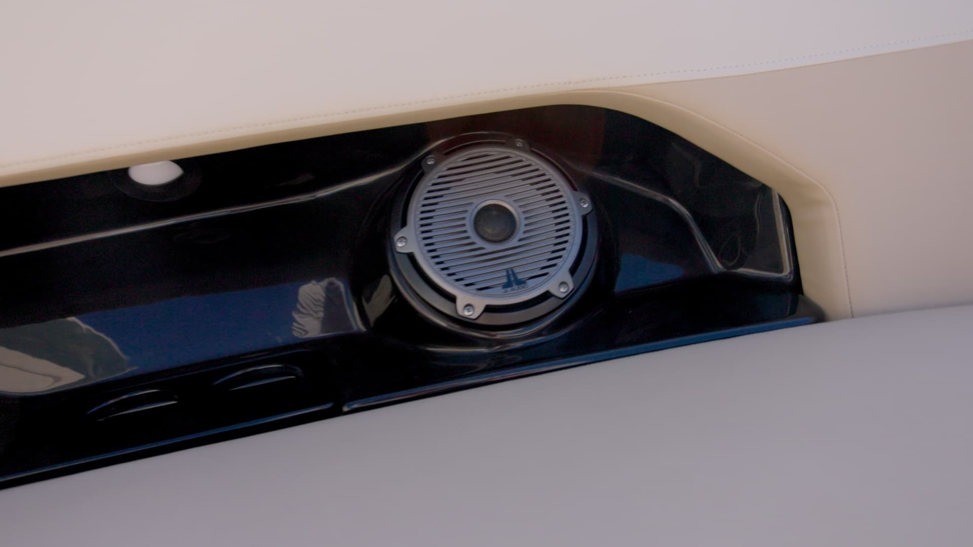 2022 Boston Whaler Vantage - Image 7