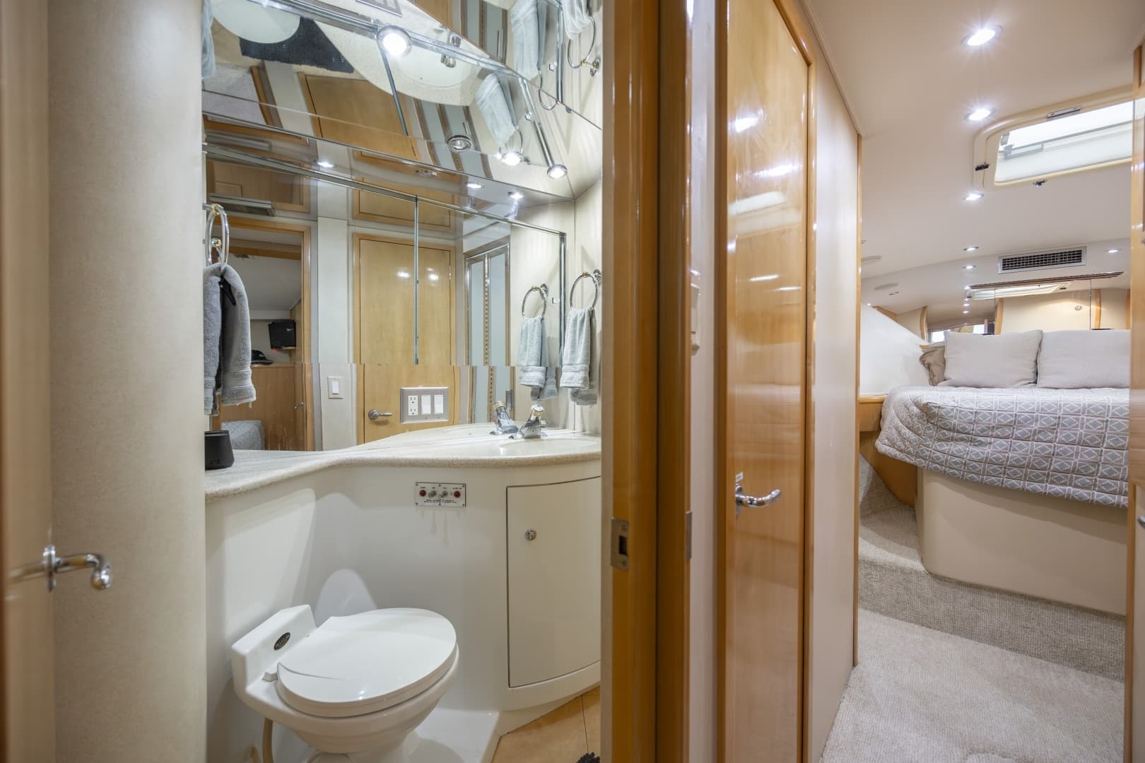 2000 Hatteras 50 Convertible - Image 28