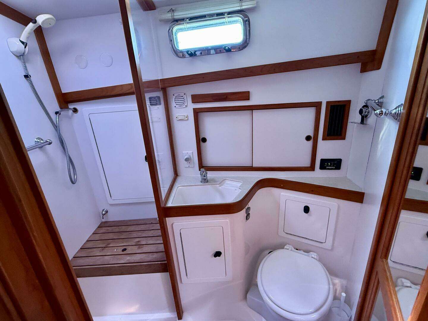 2006 Sabre 42 Sedan - Image 33