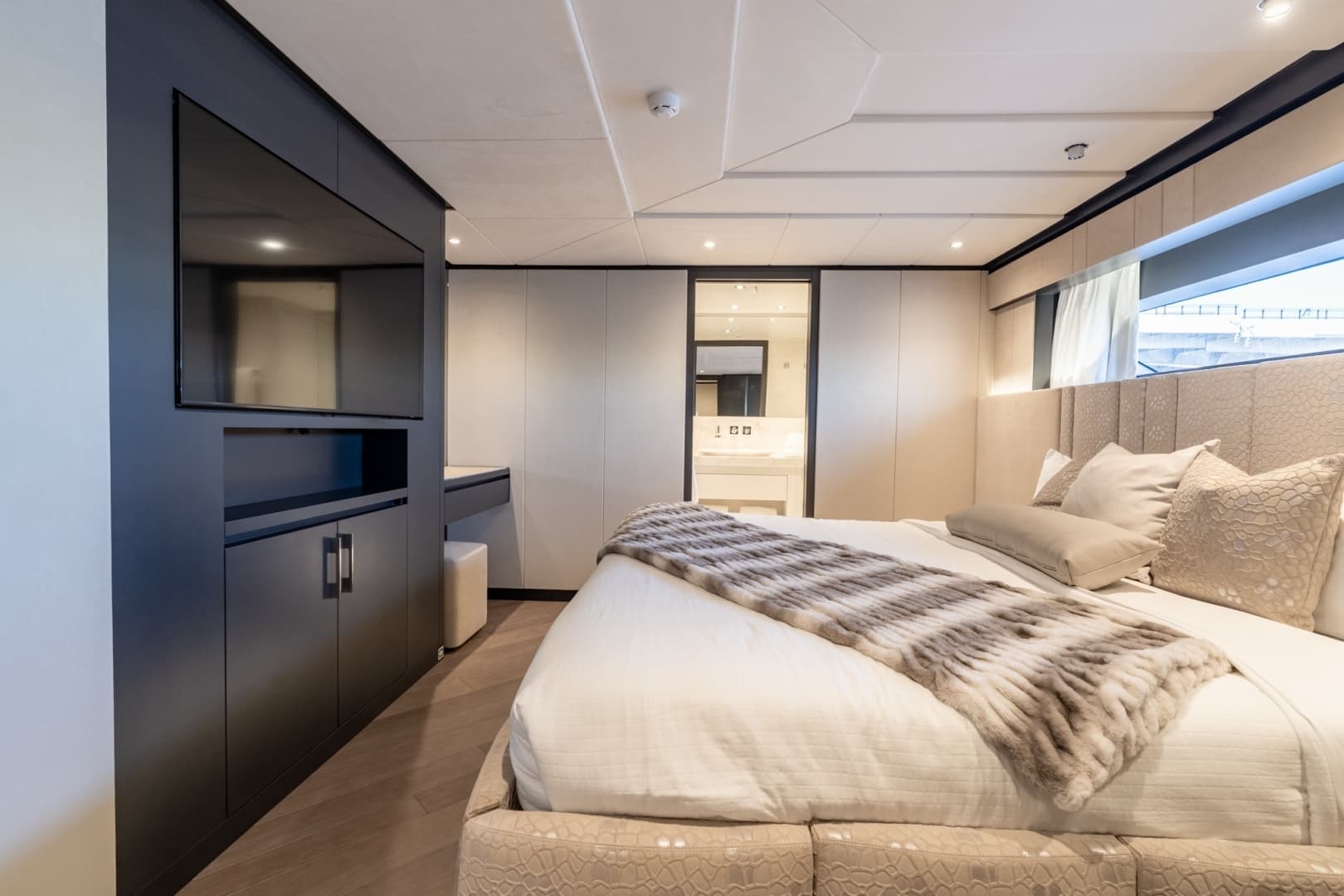 2026 Hargrave E Series Superyachts Division - Image 21
