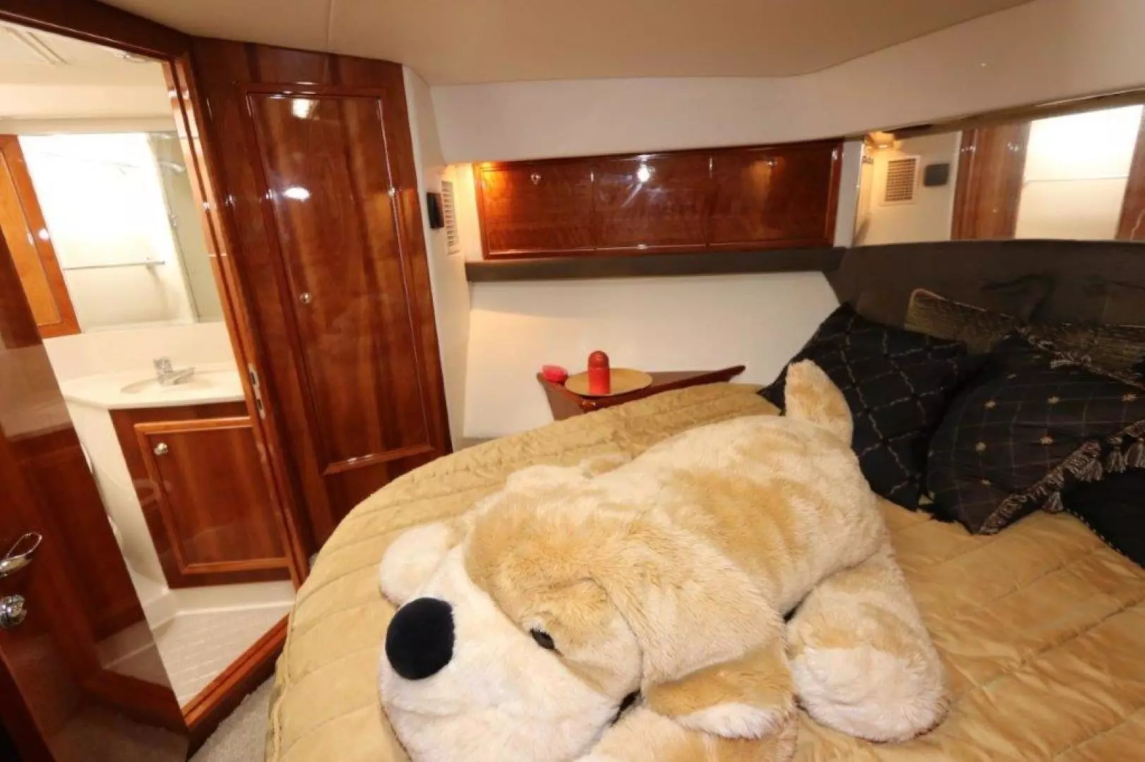 2004 Riviera Enclosed Flybridge - Image 13