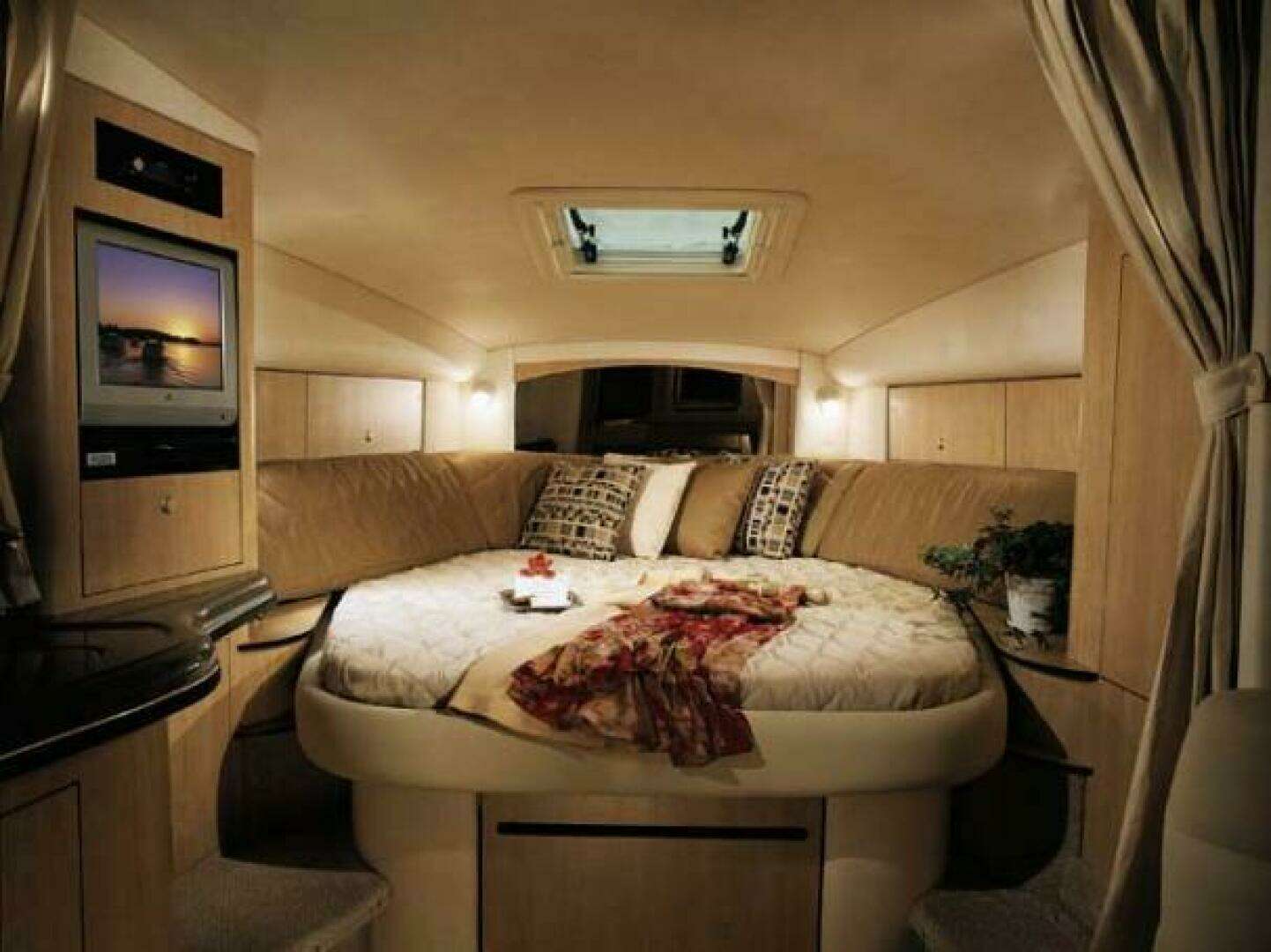 2006 Sea Ray 320 Sundancer - Image 3