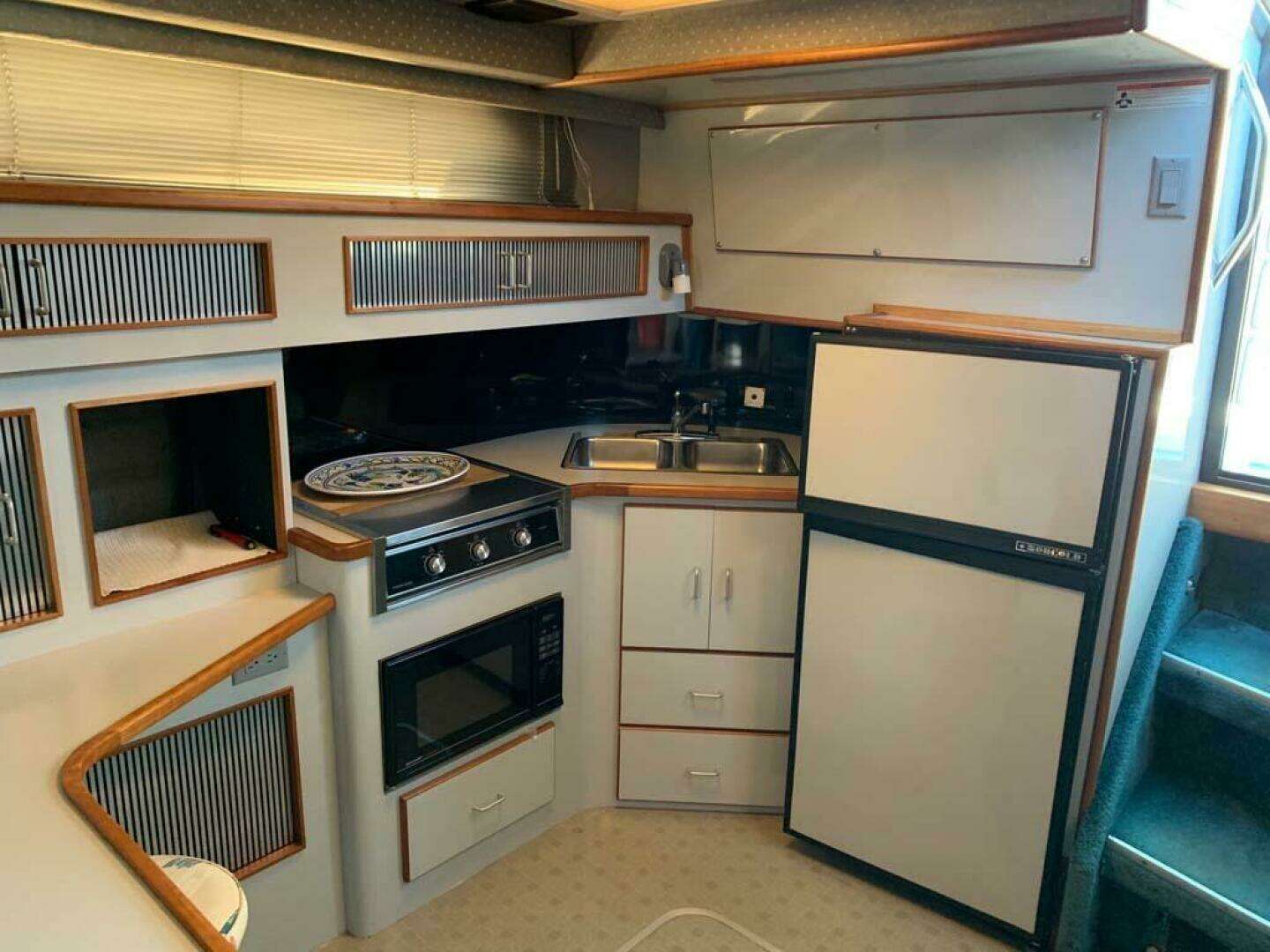 1989 Sea Ray 390 Express - Image 2