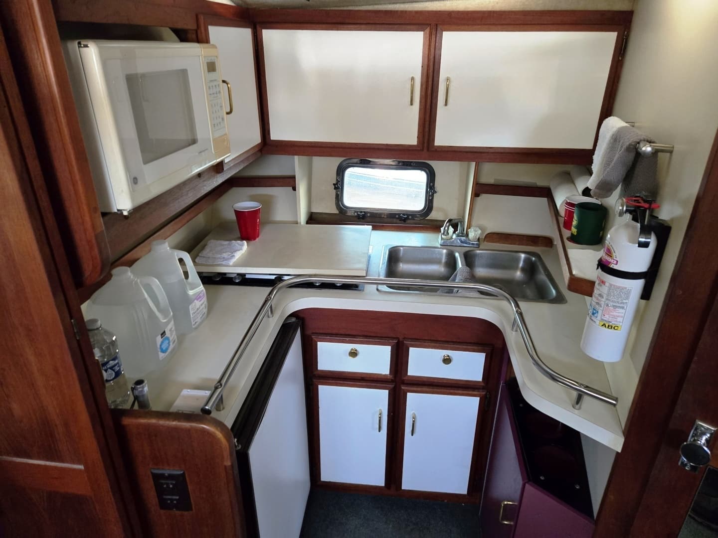 1984 Cruisers Yachts Ultra Vee 336 - Image 17