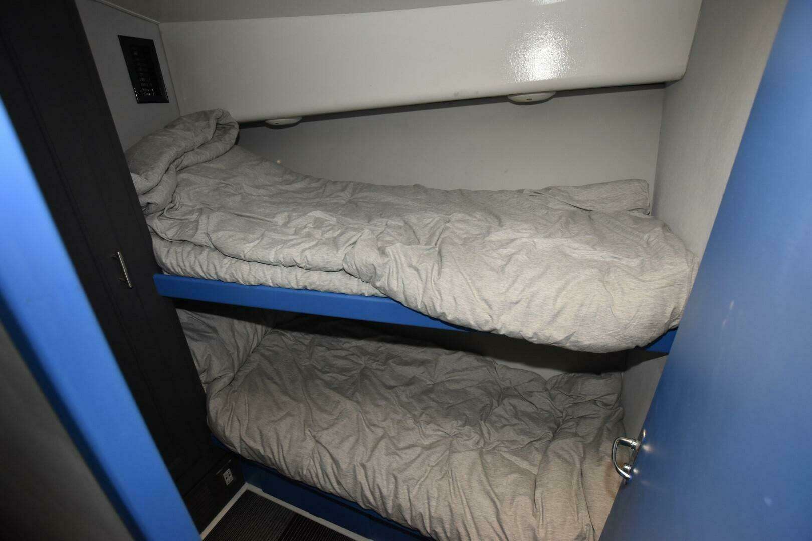 1997 Viking 50 Convertible - Image 19