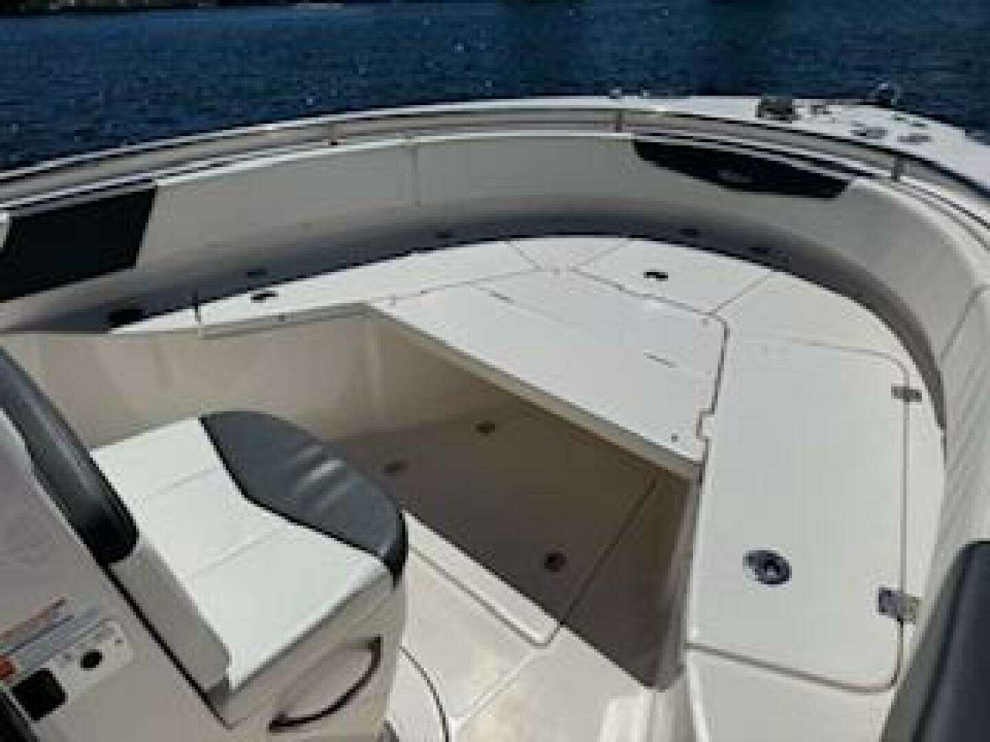 2022 Robalo R242 Center Console - Image 9