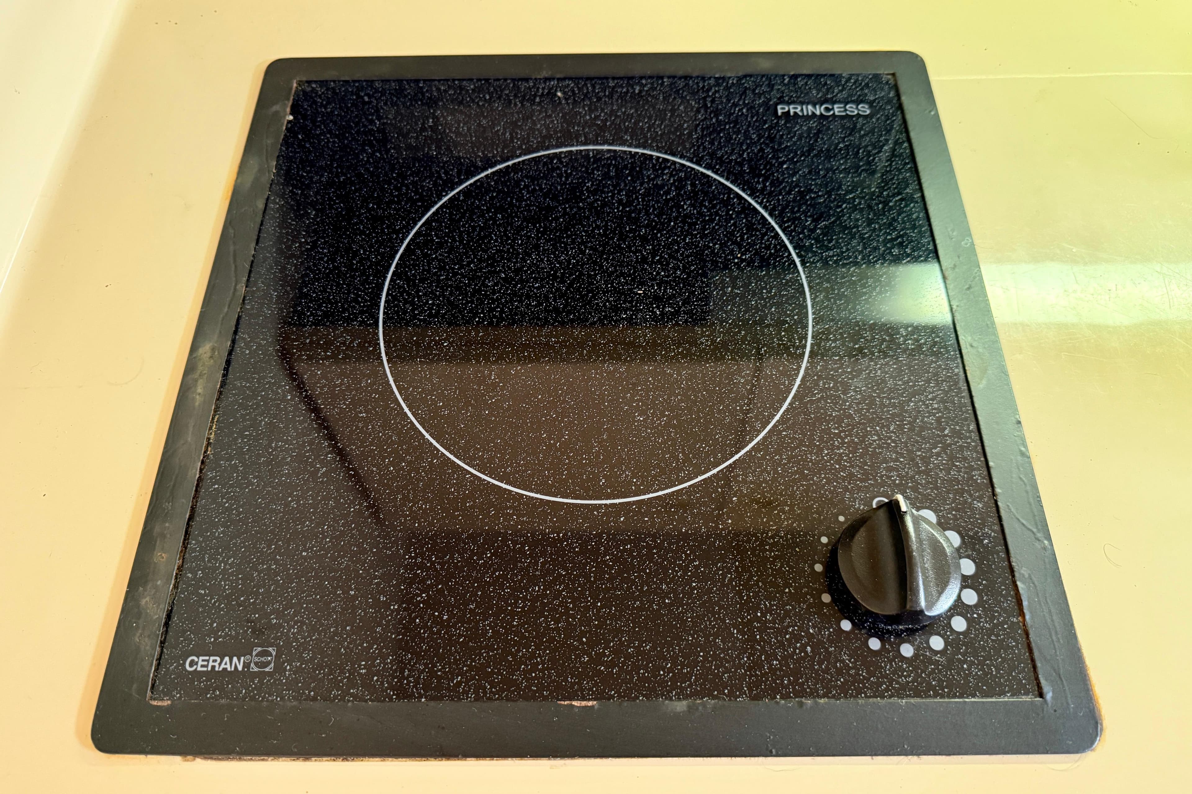 Ceramic cooktop on 2002 Cruisers Yachts 2870 Express, featuring a single burner and control knob.