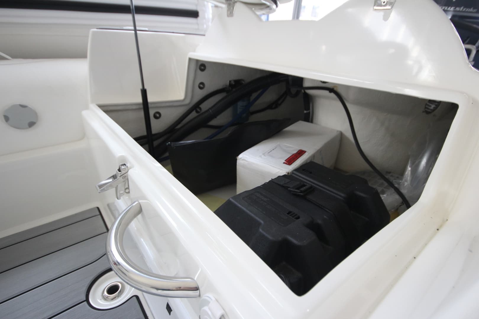 2026 Zodiac Yachtline 360 Deluxe NEO - Image 11