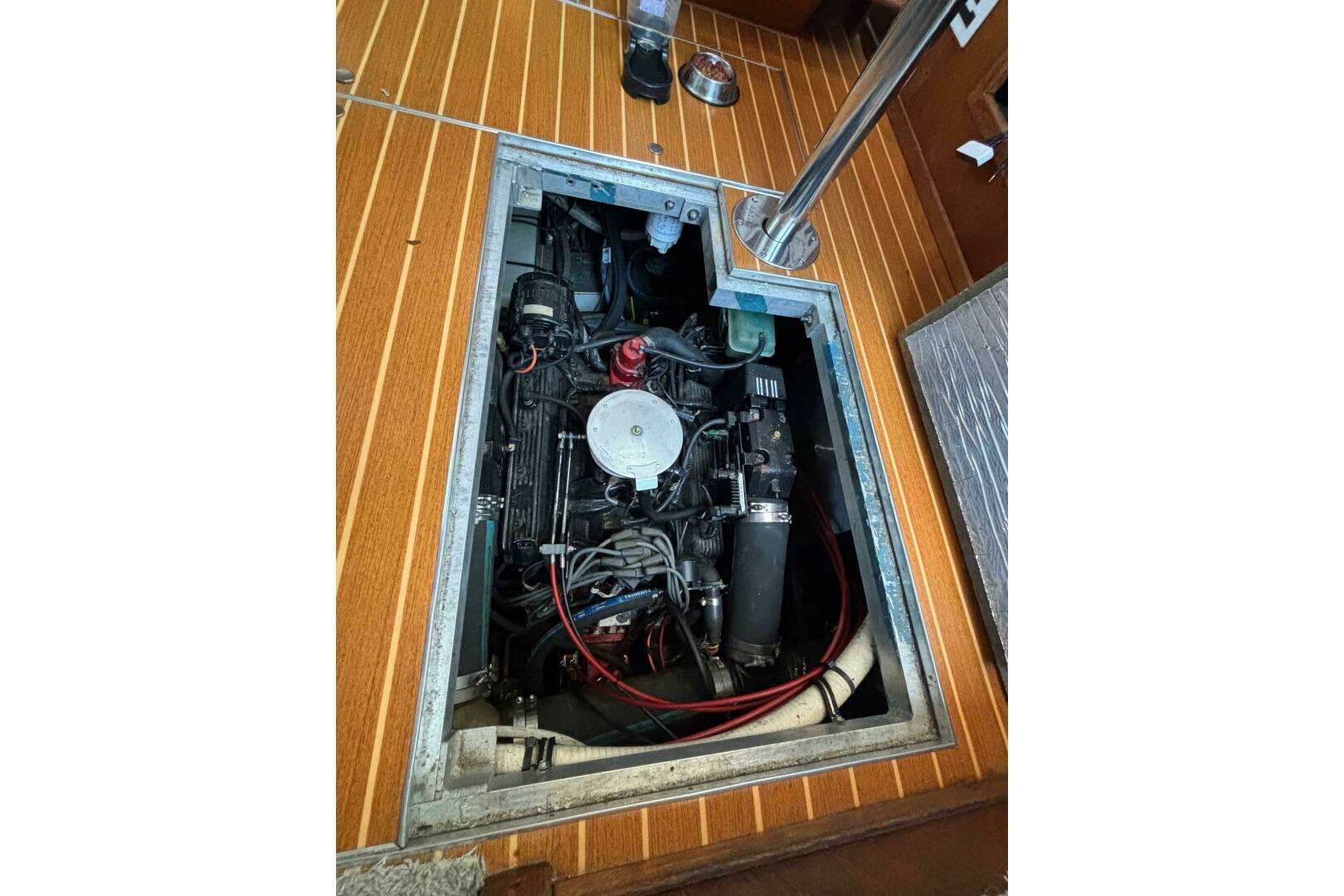 1992 Carver 28 Aft Cabin Motor Yacht - Image 30