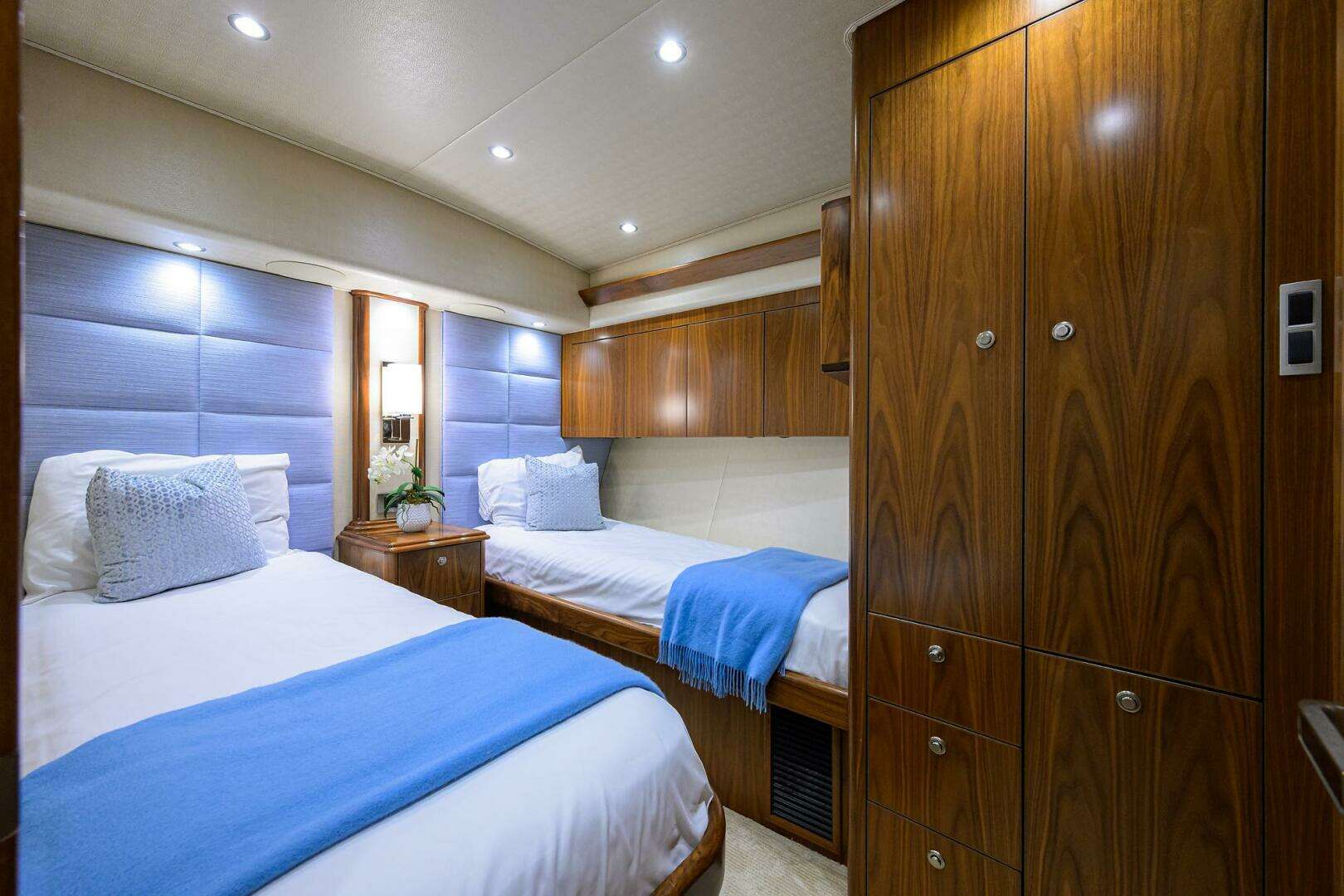 2017 Viking 92 Enclosed Bridge - Image 66