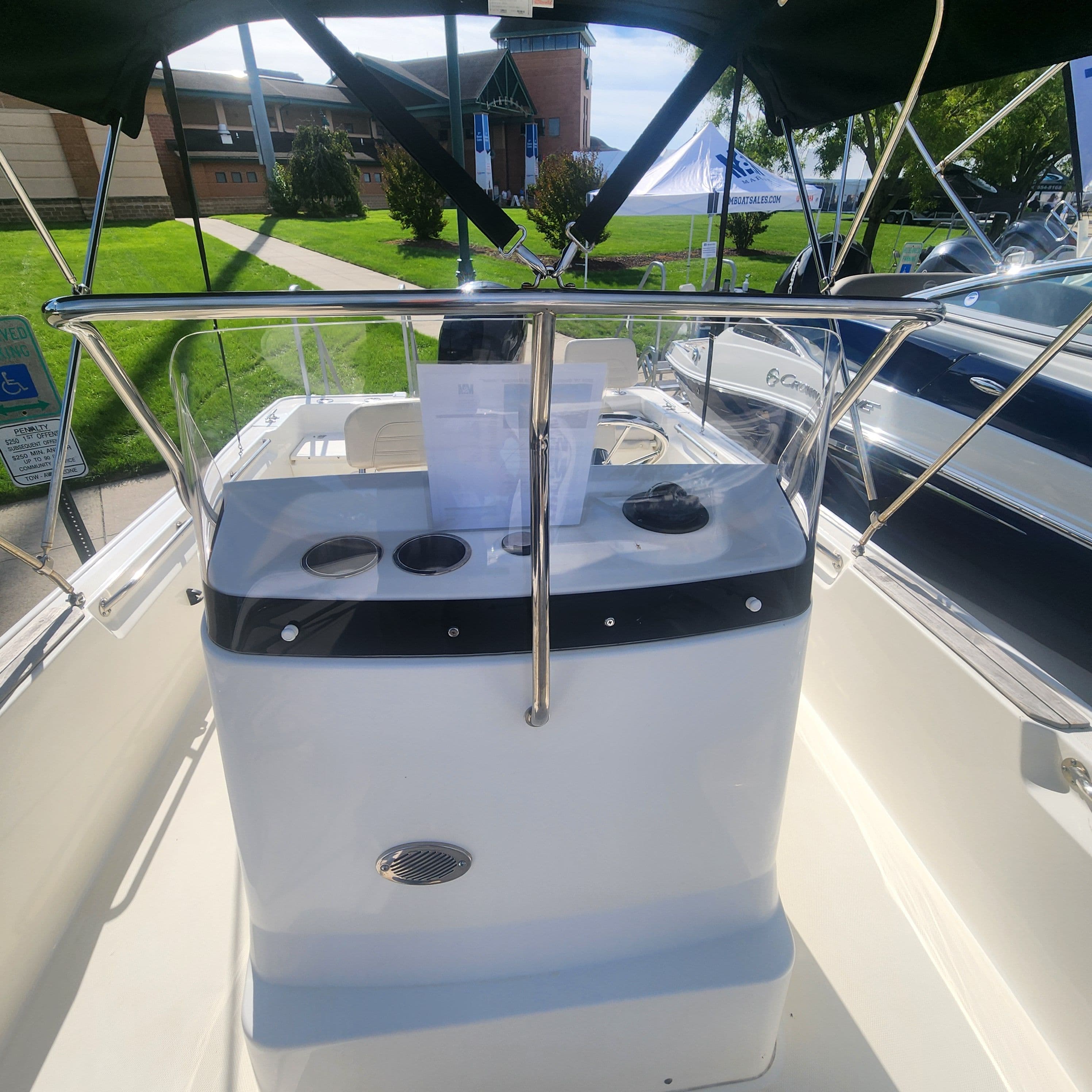 2024 Boston Whaler 190 Montauk - 11