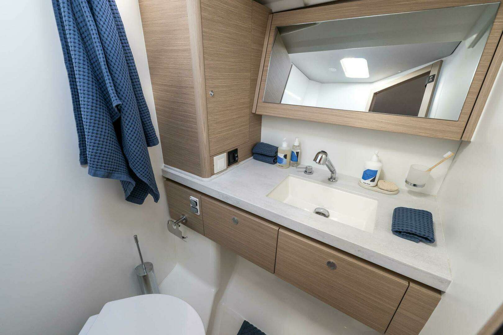 2026 Beneteau Oceanis 52 - Image 18