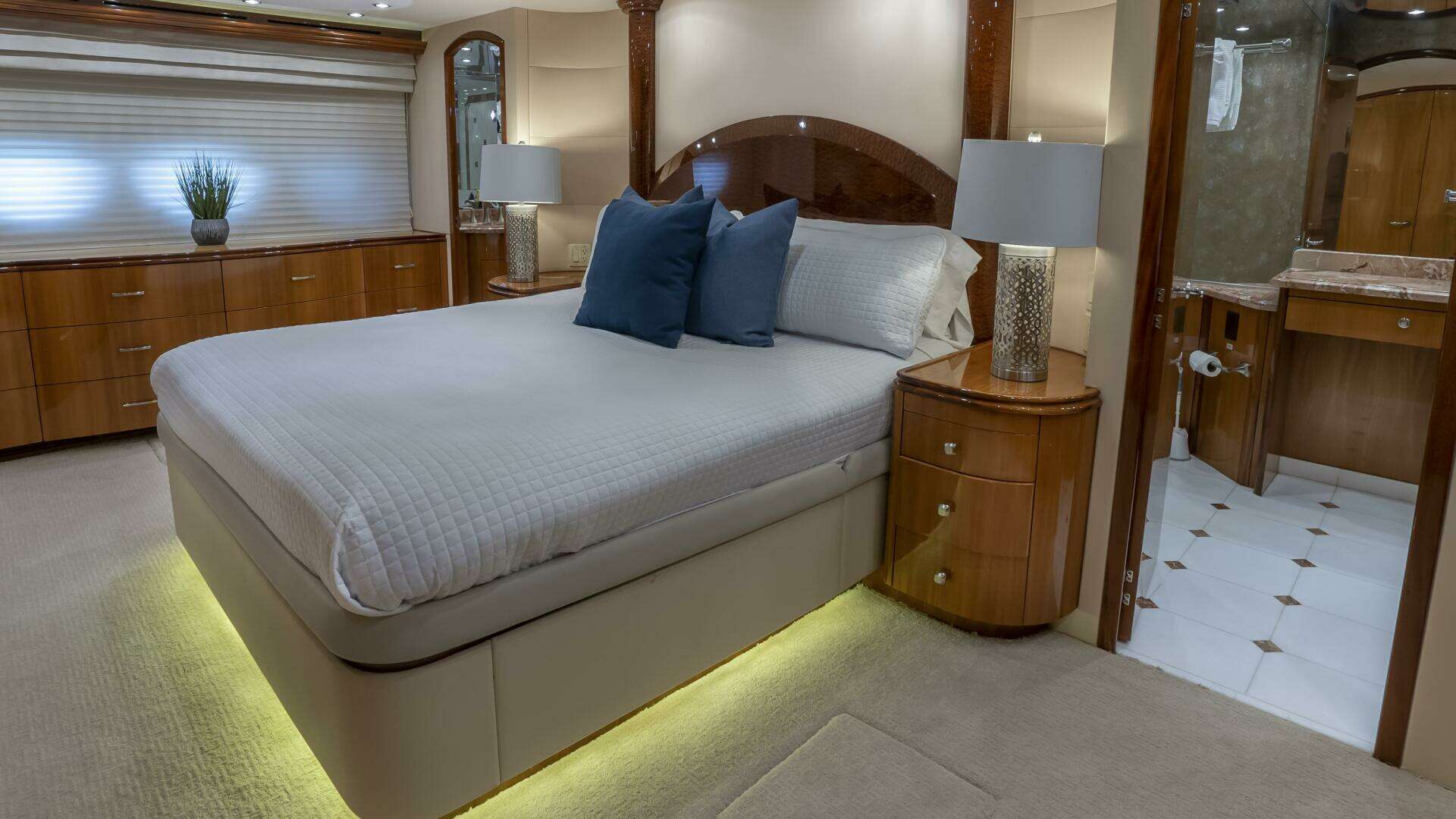 2007 Hatteras 80 - Image 40