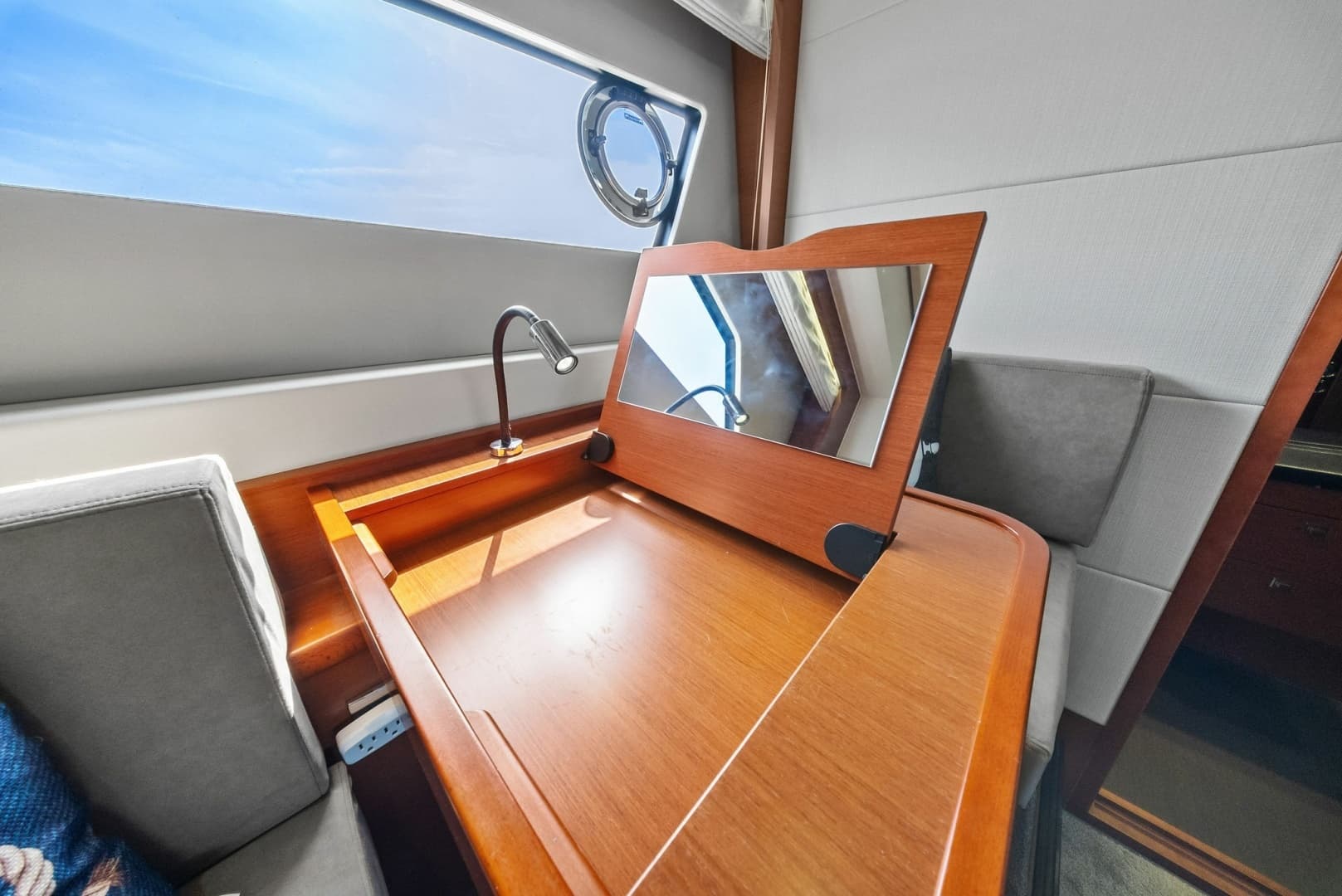 2015 Prestige 550 - Image 40