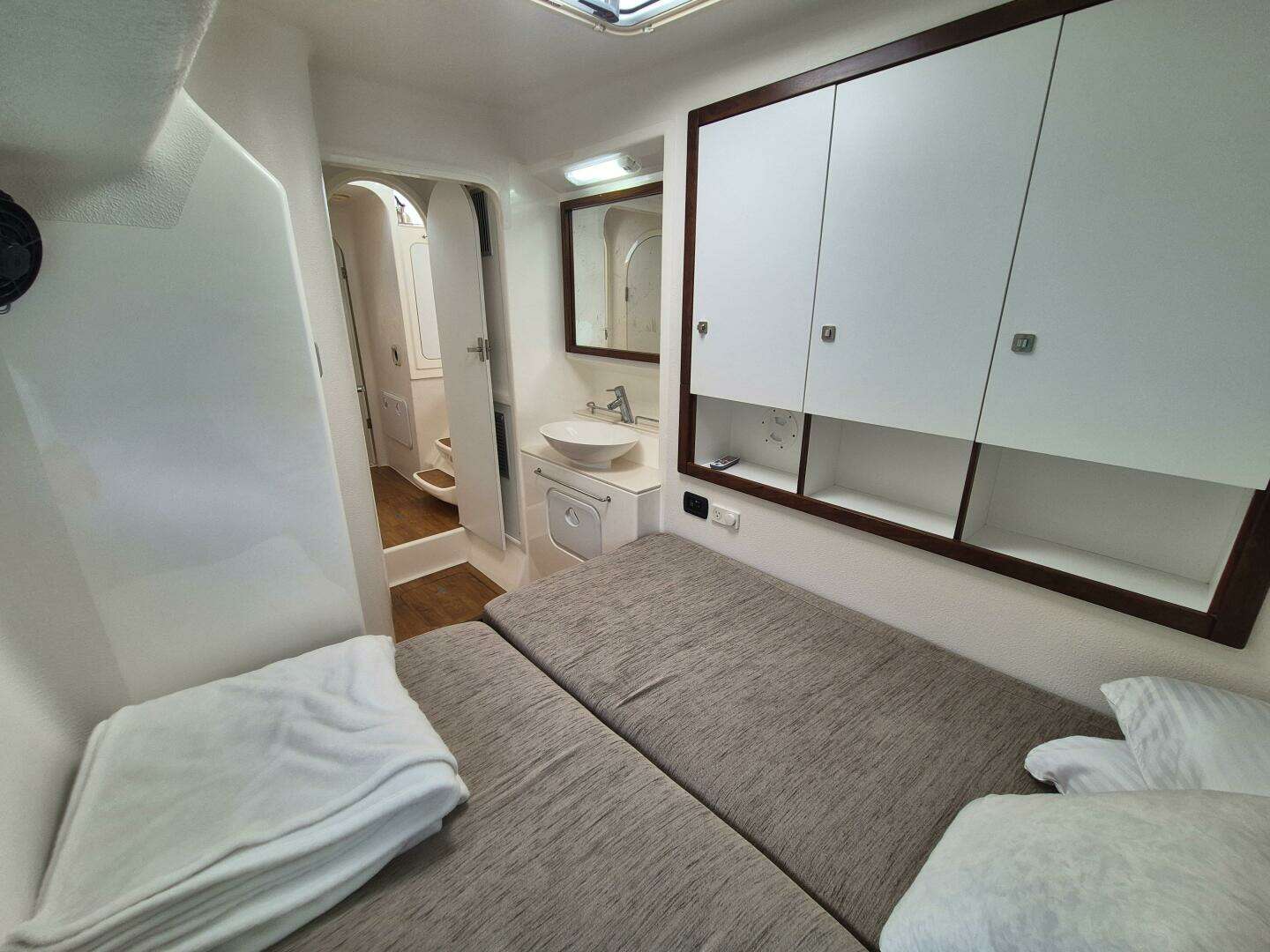 2017 Voyage 480 - Image 34